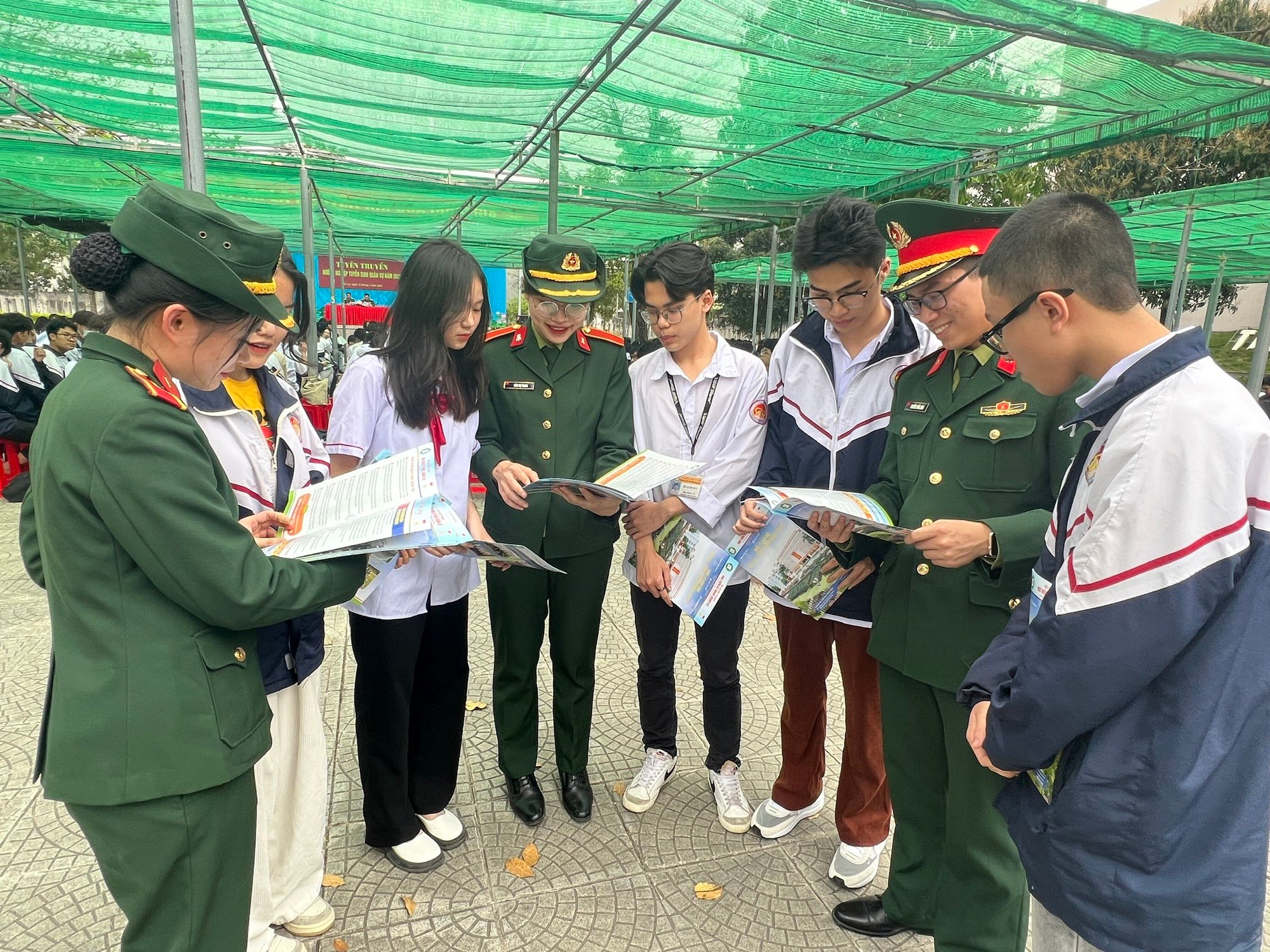 Hai Học viện đầu tiên của khối Quân đội tiết lộ về tuyển sinh 2024: Có xét học bạ không?- Ảnh 1.