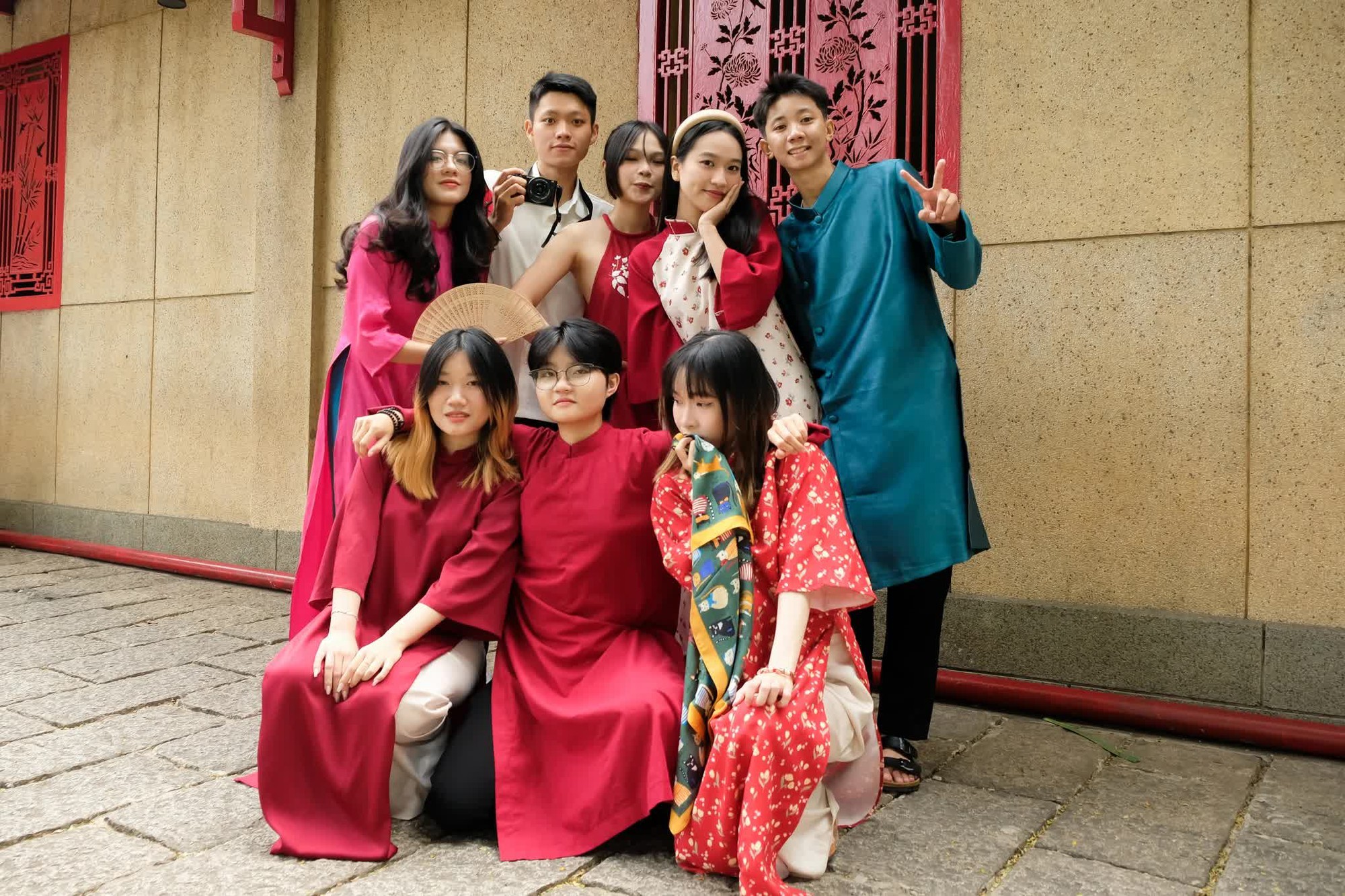 Hàng trăm 'Cô Ba Sài Gòn' đổ về chợ Bến Thành chụp ảnh Tết- Ảnh 13.