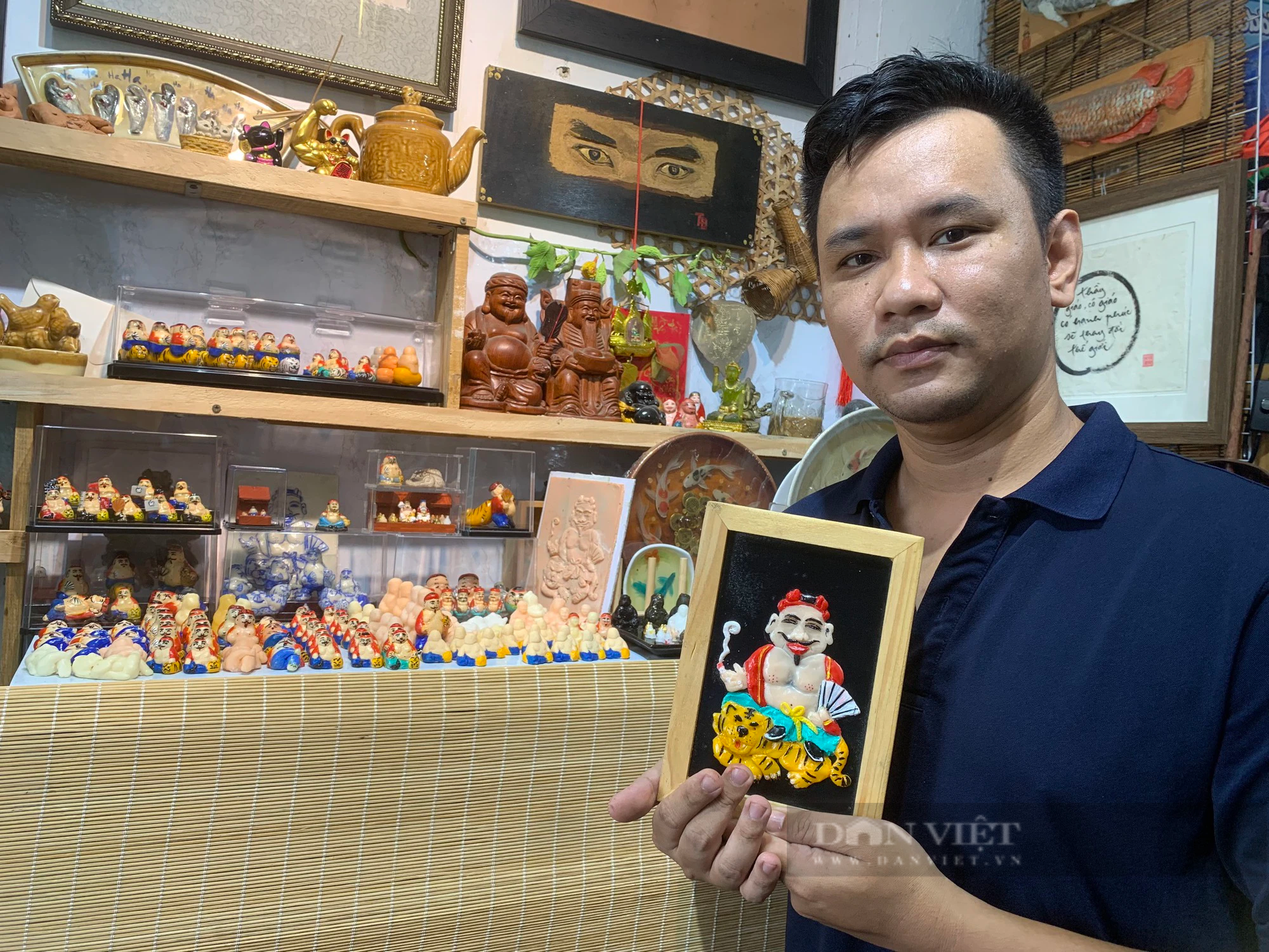 "Ông Địa mini" giá 40.000 đồng được giới trẻ TP.HCM săn đón trang trí Tết- Ảnh 2. "Ông Địa mini" giá 40.000 đồng được giới trẻ TP.HCM săn đón trang trí Tết- Ảnh 2.