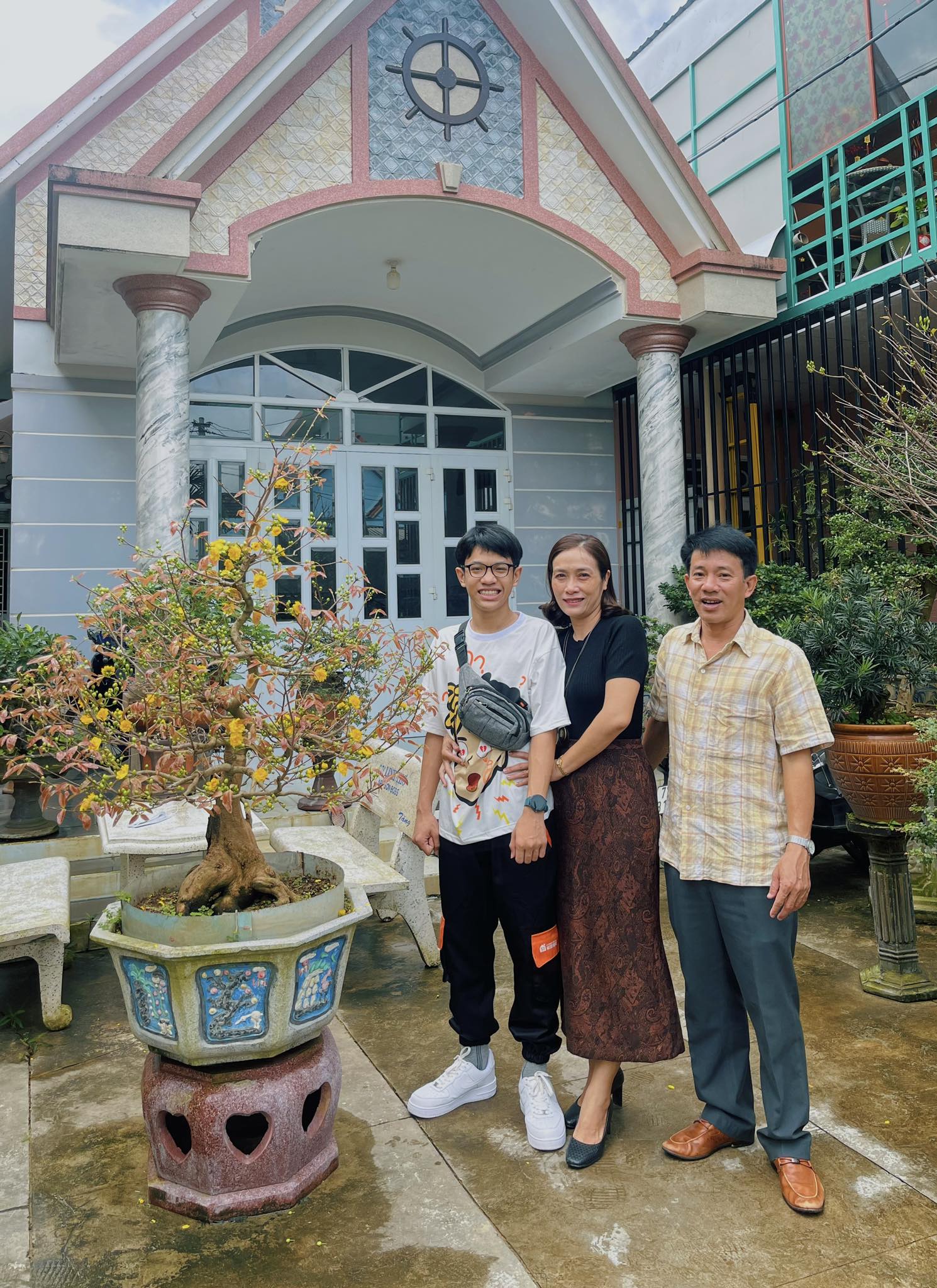 Đi họp phụ huynh cuối kỳ 1, mẹ bất ngờ đọc được mấy câu con trai "láu cá" viết ở trên bàn- Ảnh 2.