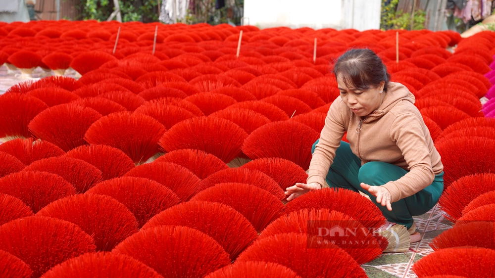 30 năm theo nghề truyền thống, chưa bao giờ bà Thúy chứng kiến thị trường nhang ế ẩm như năm nay. Ảnh: Trần Khánh