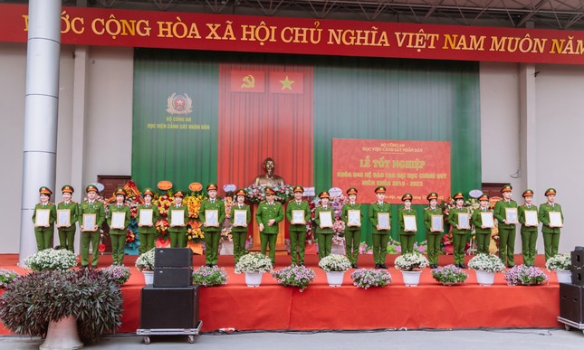 "Bông hồng thép" xứ Huế đạt danh hiệu thủ khoa của Học viện Cảnh sát Nhân dân- Ảnh 3.