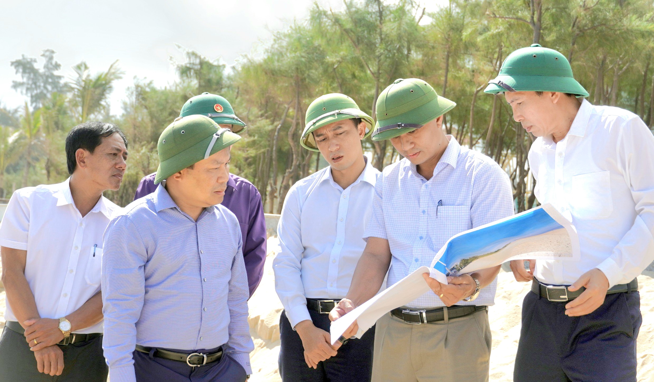 Sau phản ánh báo Dân Việt, Bí thư Tỉnh ủy Quảng Bình trực tiếp kiểm tra xói, lở ở bãi biển Bảo Ninh- Ảnh 1.
