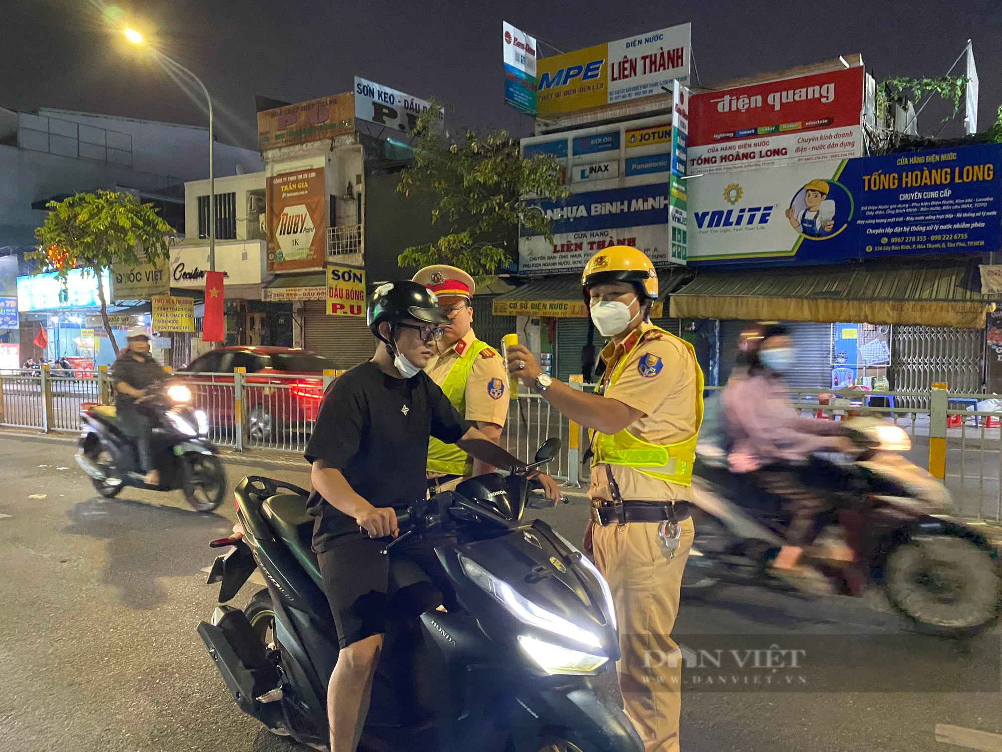 CSGT TP.HCM phạt hơn 11 tỷ đồng về vi phạm giao thông trong ba ngày nghỉ lễ - Ảnh 1.