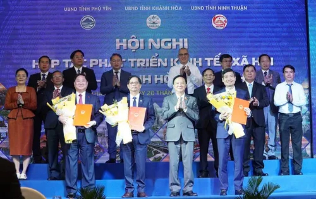 Ba tỉnh Nam Trung Bộ bắt tay phát triển kinh tế - xã hội- Ảnh 1. Ba tỉnh Nam Trung Bộ bắt tay phát triển kinh tế - xã hội- Ảnh 1.
