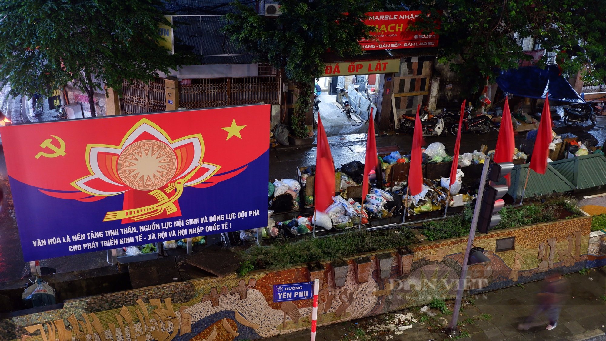 Hà Nội: Con đường gốm sứ ô nhiễm, nhếch nhác vì rác thải và phóng uế bừa bãi- Ảnh 1.