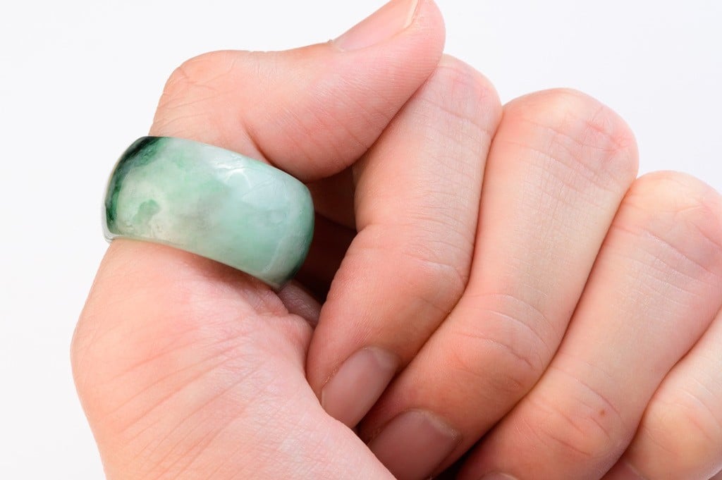 Vì sao các hoàng đế nhà Thanh đều thích đeo nhẫn ngọc ở ngón tay cái?- Ảnh 1.