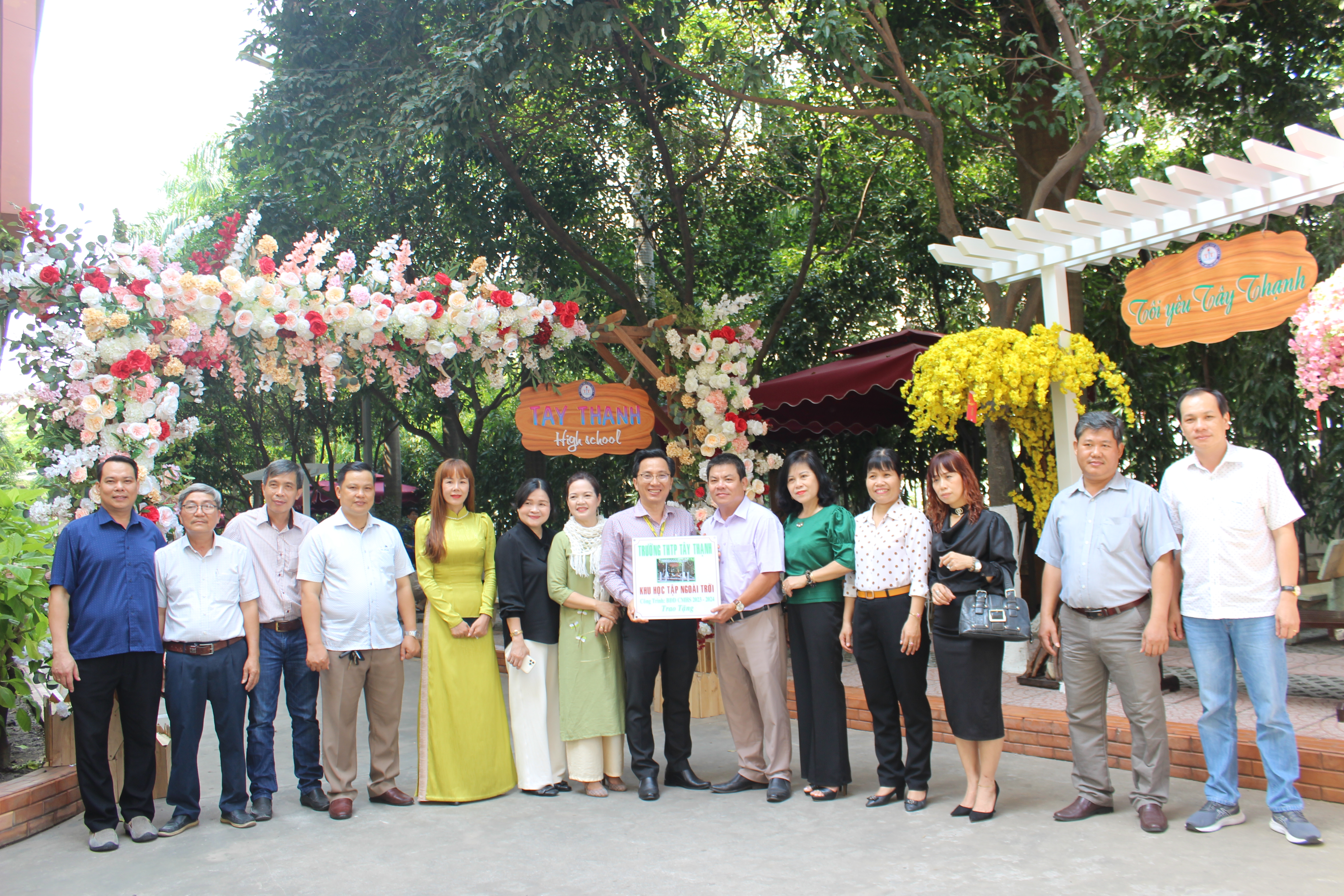 Không khí Tết tại trường học ở TP.HCM: Nơi ngập tràn đào mai, nơi nhận quà xuân ý nghĩa- Ảnh 7.