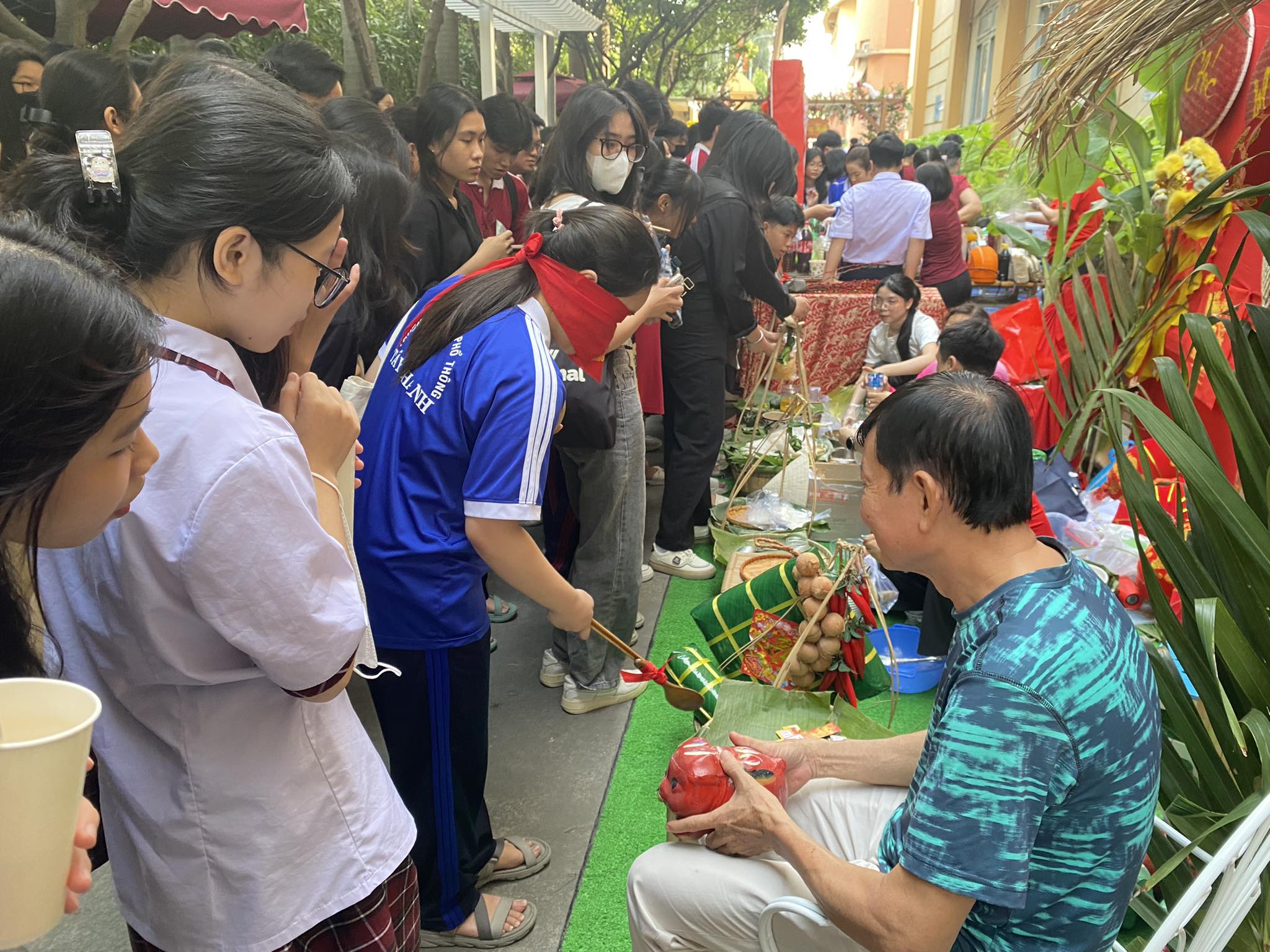Không khí Tết tại trường học ở TP.HCM: Nơi ngập tràn đào mai, nơi nhận quà xuân ý nghĩa- Ảnh 5.