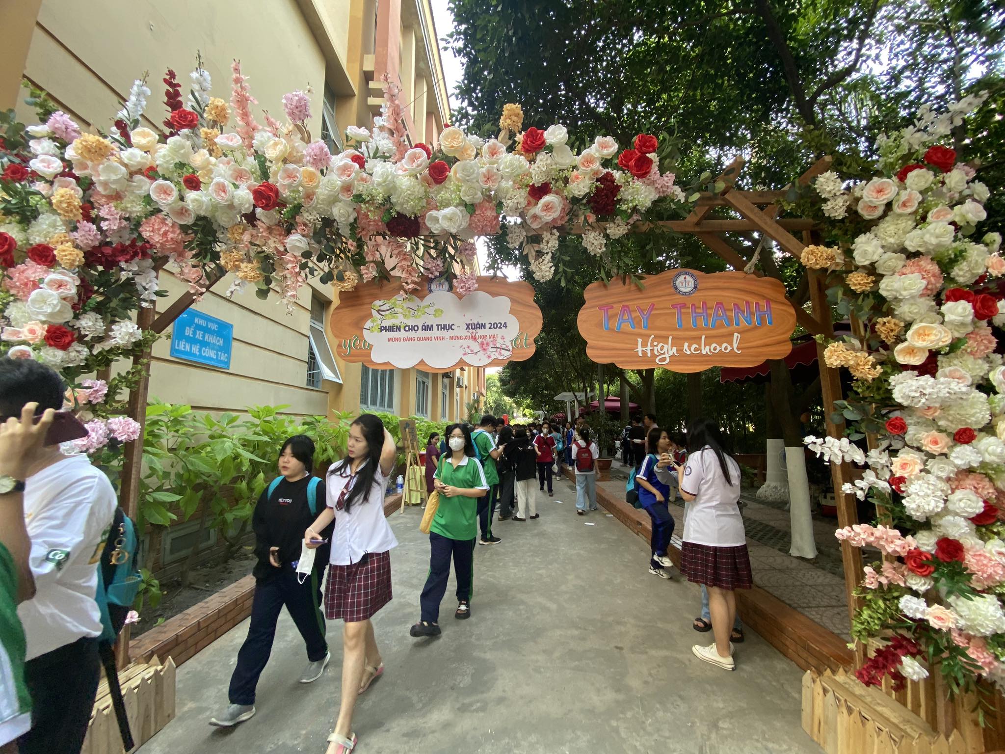 Không khí Tết tại trường học ở TP.HCM: Nơi ngập tràn đào mai, nơi nhận quà xuân ý nghĩa- Ảnh 4.