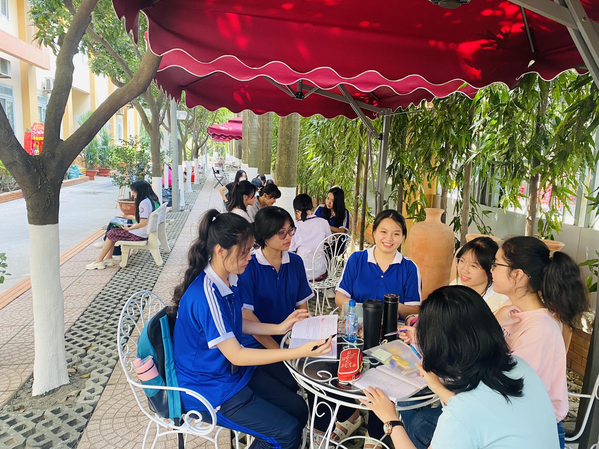 Không khí Tết tại trường học ở TP.HCM: Nơi ngập tràn đào mai, nơi nhận quà xuân ý nghĩa- Ảnh 6.