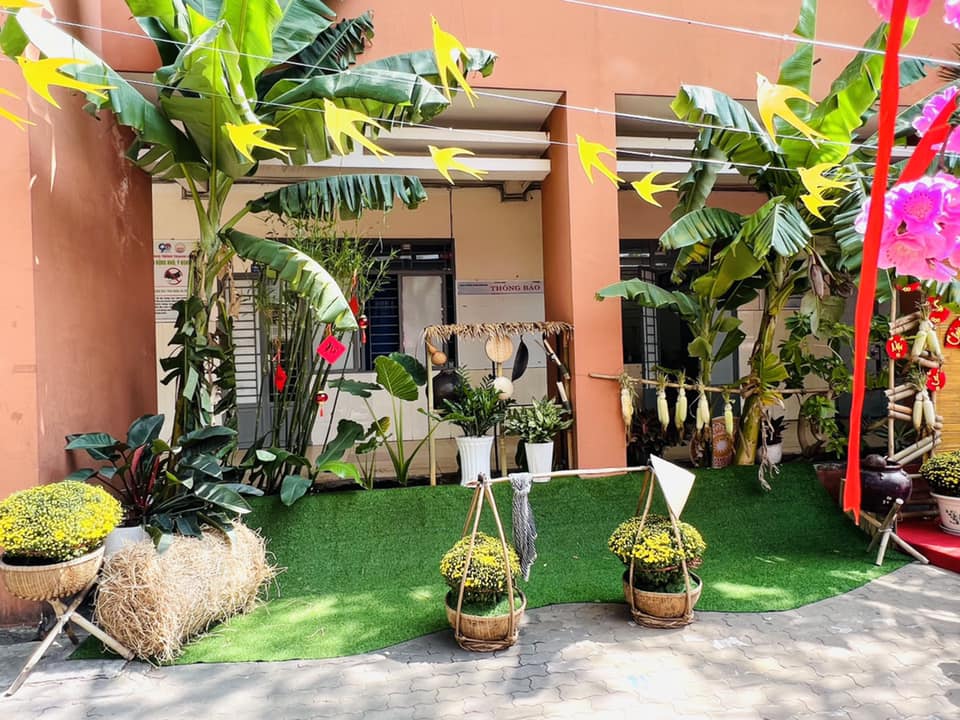 Không khí Tết tại trường học ở TP.HCM: Nơi ngập tràn đào mai, nơi nhận quà xuân ý nghĩa- Ảnh 2.