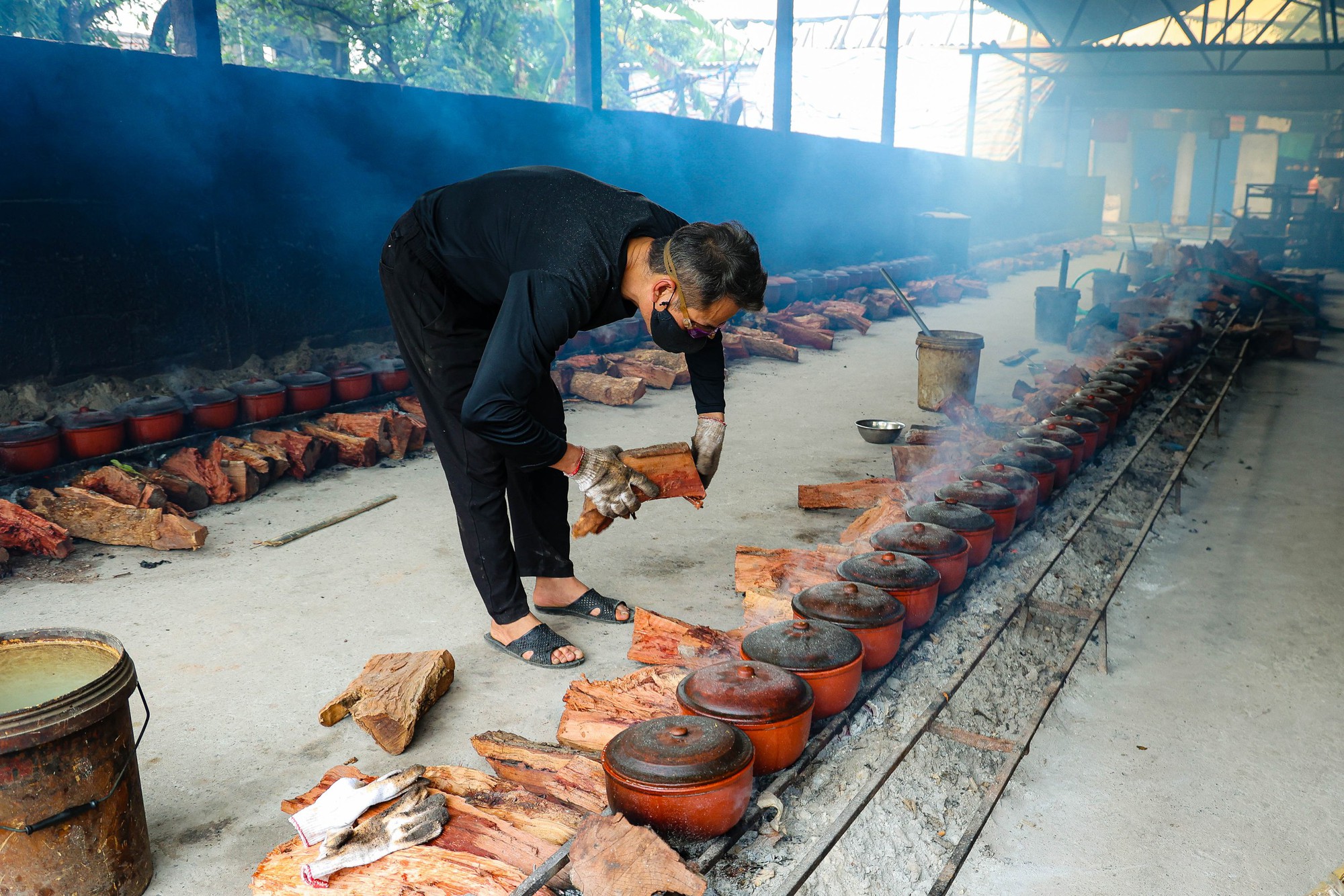 Làng Vũ Đại đỏ lửa xuyên đêm kho cá bạc triệu- Ảnh 2.