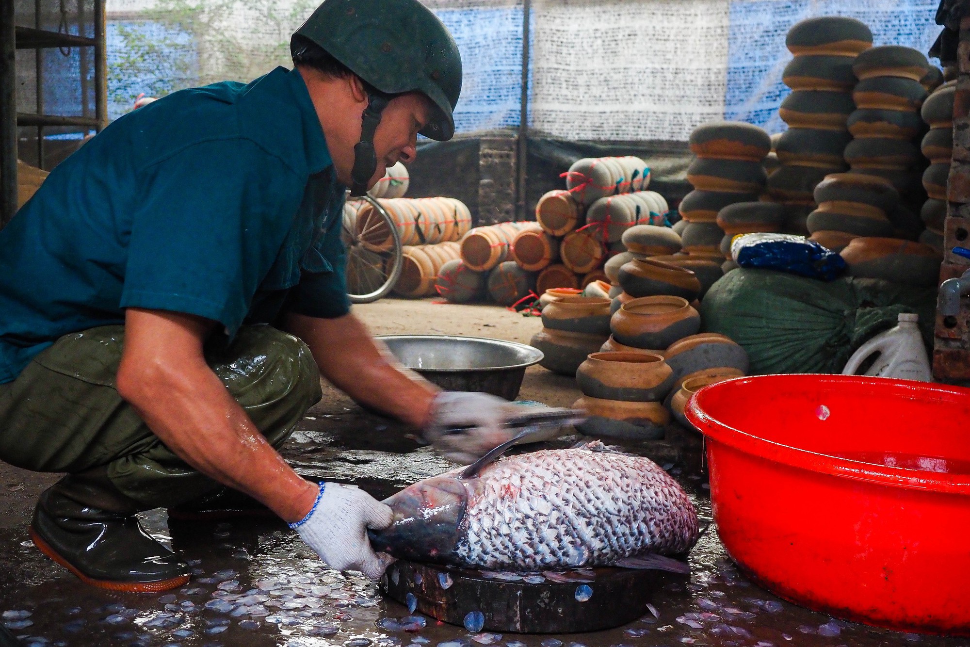 Làng Vũ Đại đỏ lửa xuyên đêm kho cá bạc triệu- Ảnh 5.