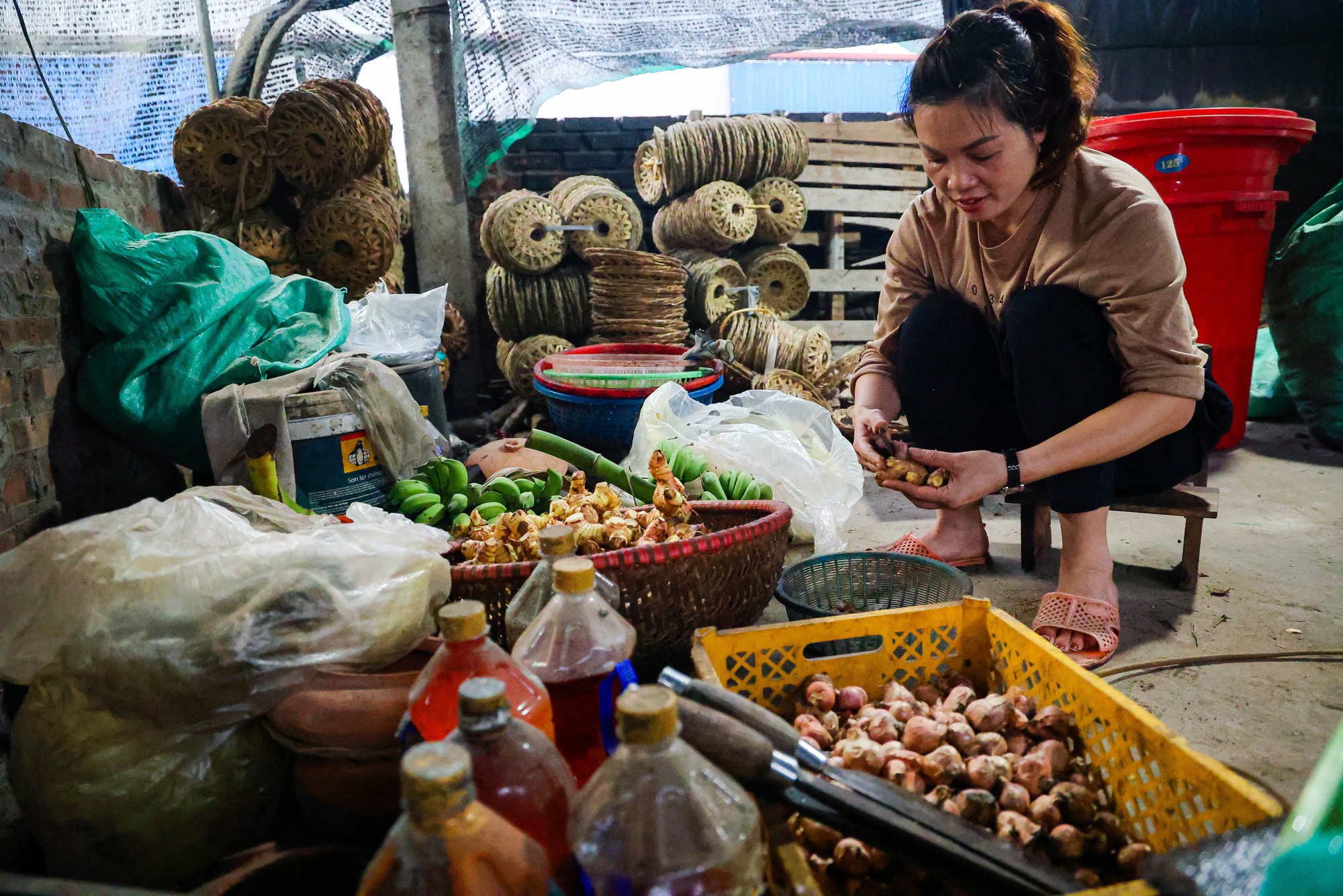 Làng Vũ Đại đỏ lửa xuyên đêm kho cá bạc triệu- Ảnh 3.