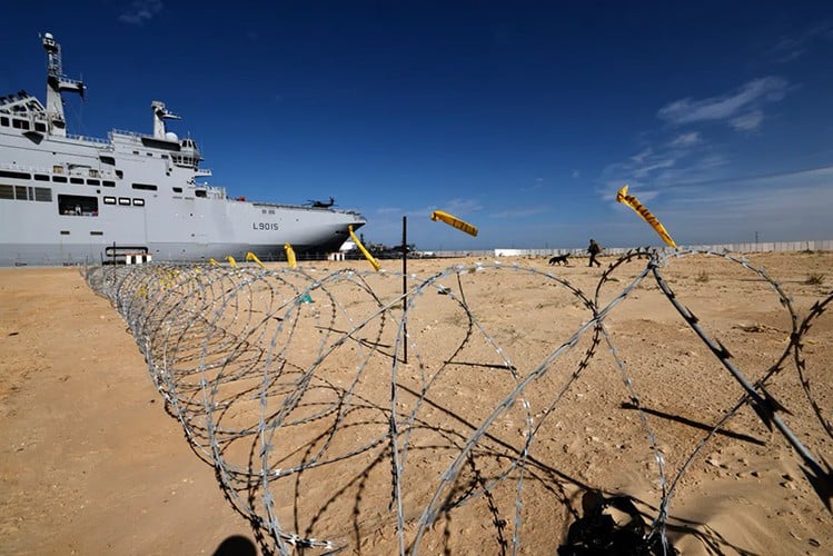 Hình ảnh người Palestine lên tàu chiến Pháp điều trị sau hàng loạt cuộc tấn công của Israel- Ảnh 1.