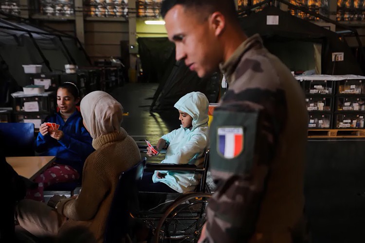 Hình ảnh người Palestine lên tàu chiến Pháp điều trị sau hàng loạt cuộc tấn công của Israel- Ảnh 5.