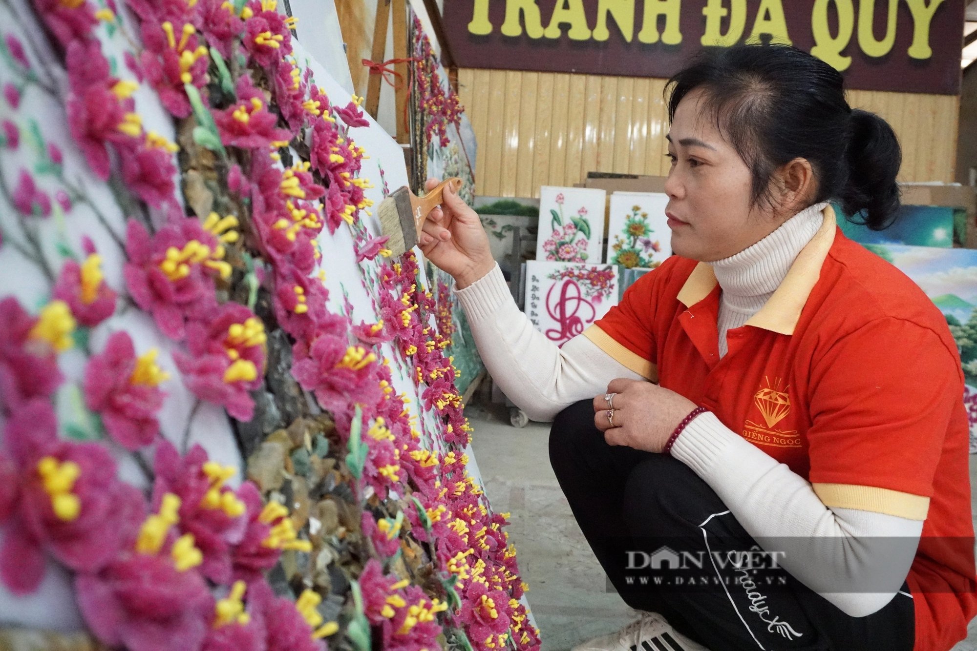 Cận cảnh sản xuất tranh đá quý ở làng nghề "độc nhất vô nhị" tại Yên Bái- Ảnh 9.