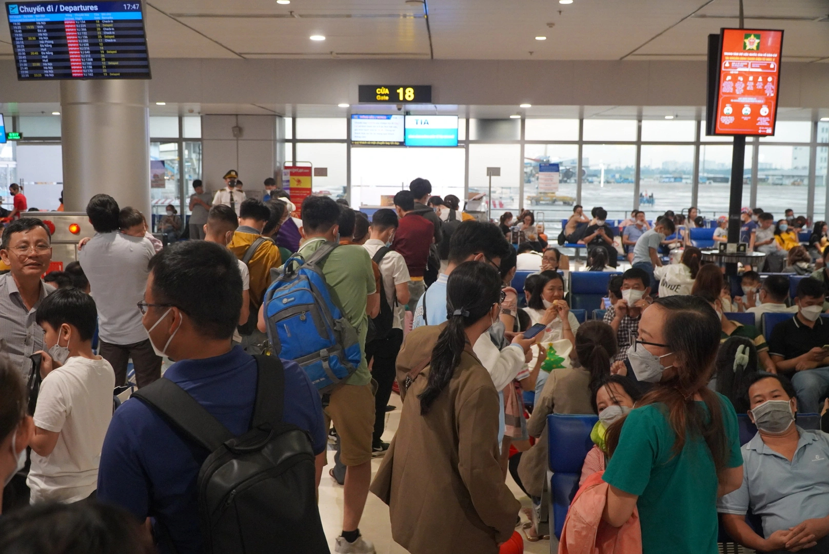 Cận lễ 30/4 - 1/5: Nhiều chuyến bay từ TP.HCM và Hà Nội đi các nơi đã gần kín chỗ- Ảnh 1.