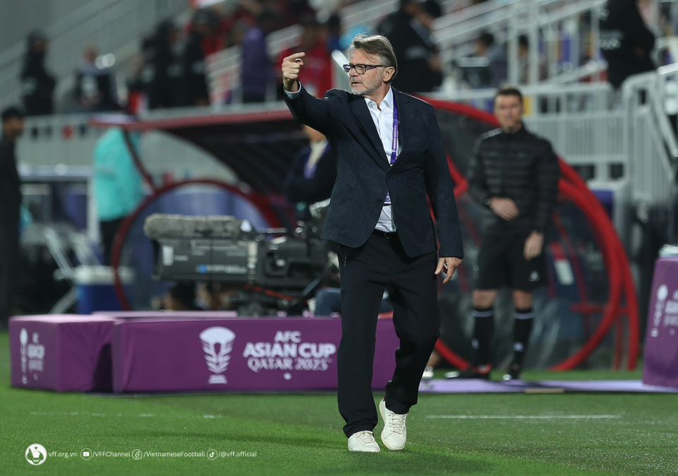"HLV Troussier phải điều chỉnh lại lối chơi nếu không muốn tiếp tục thất bại!"- Ảnh 4.