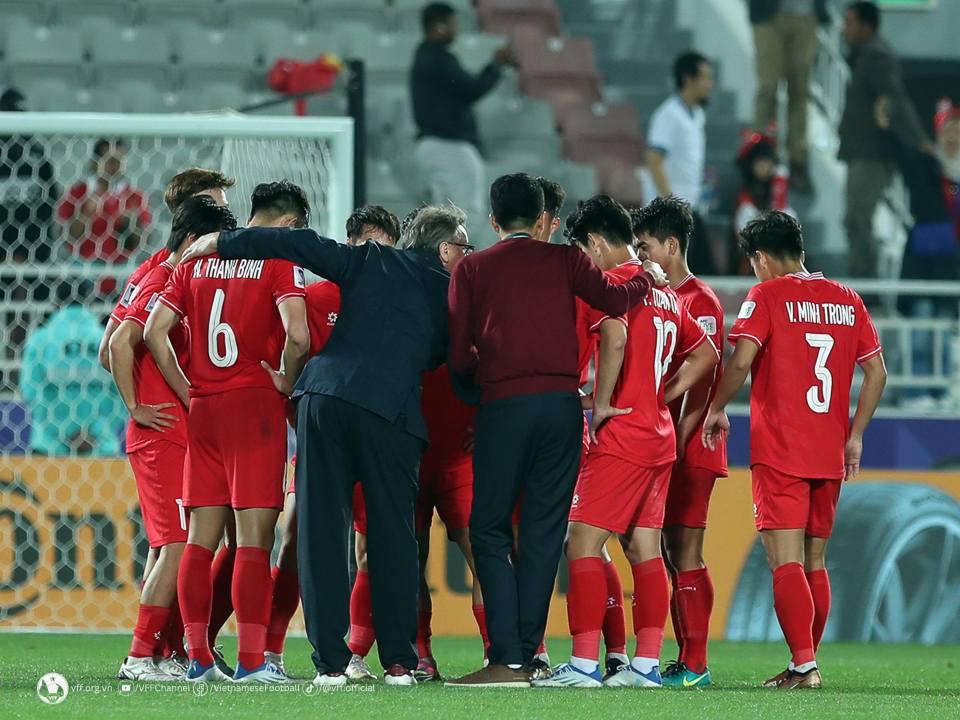 "HLV Troussier phải điều chỉnh lại lối chơi nếu không muốn tiếp tục thất bại!"- Ảnh 1.