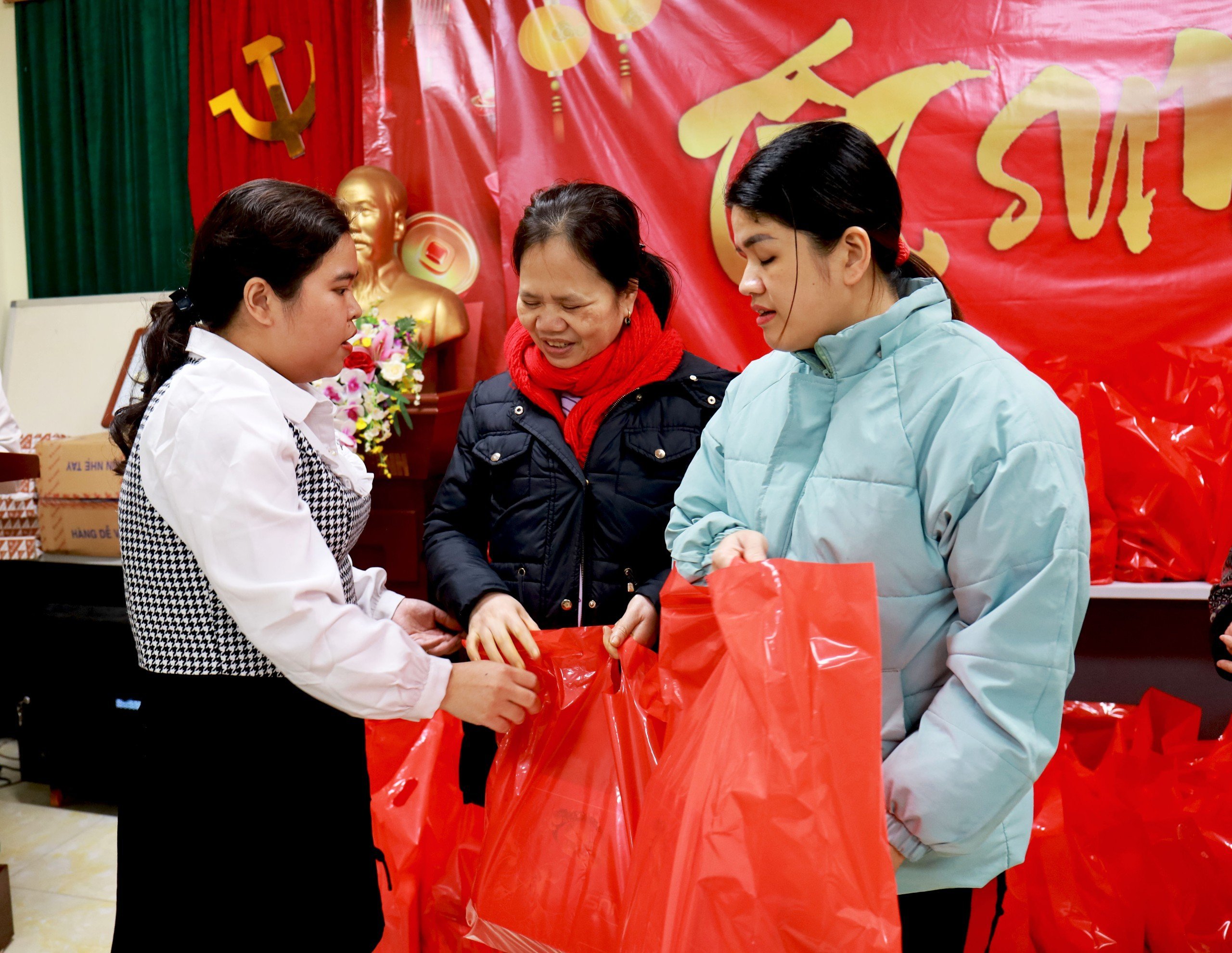 Gói quà Tết sưởi ấm những trái tim- Ảnh 14.