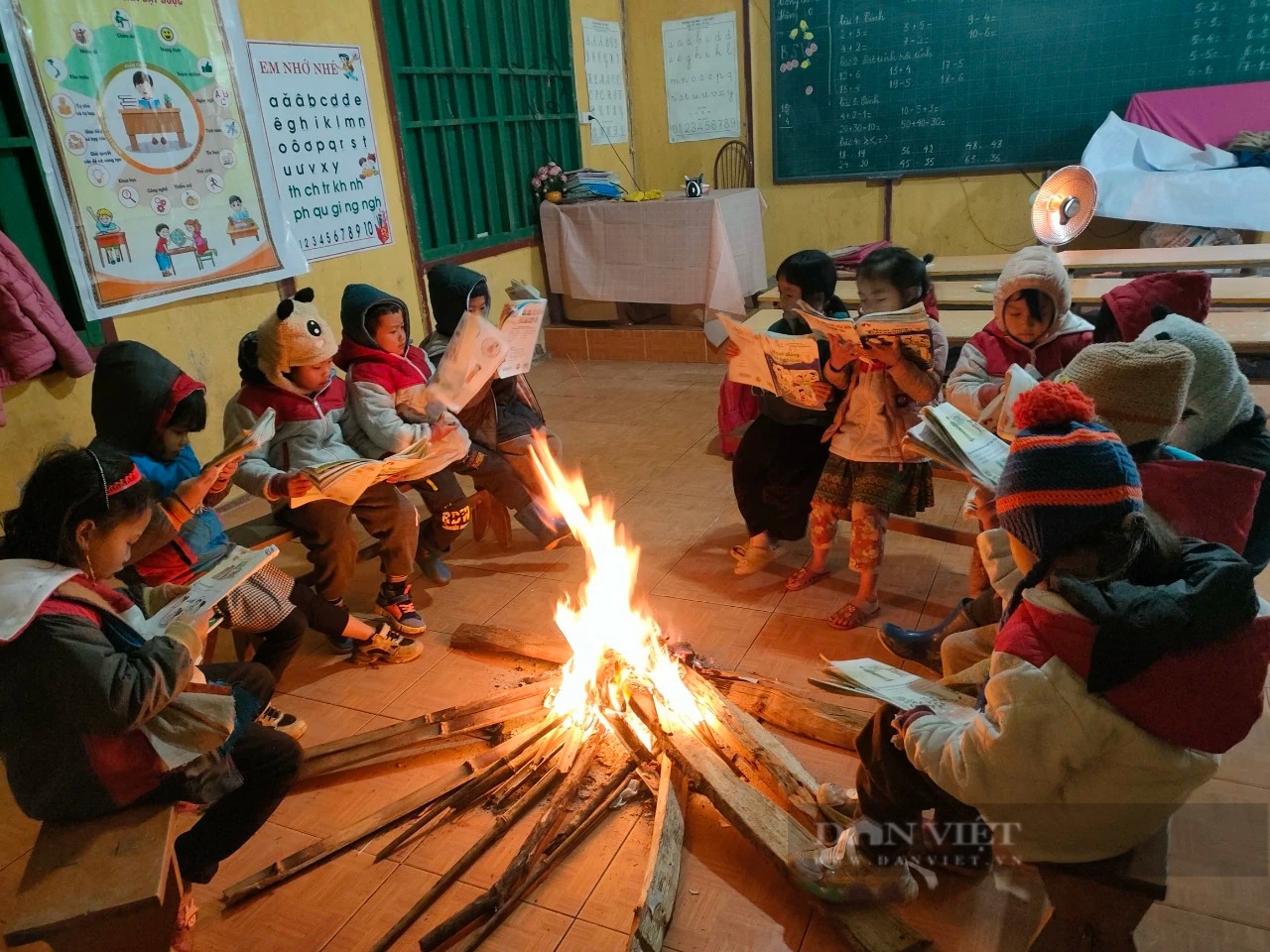 Rét đậm, cô trò vùng cao nhóm lửa dạy học trong khói và nước mắt- Ảnh 1.