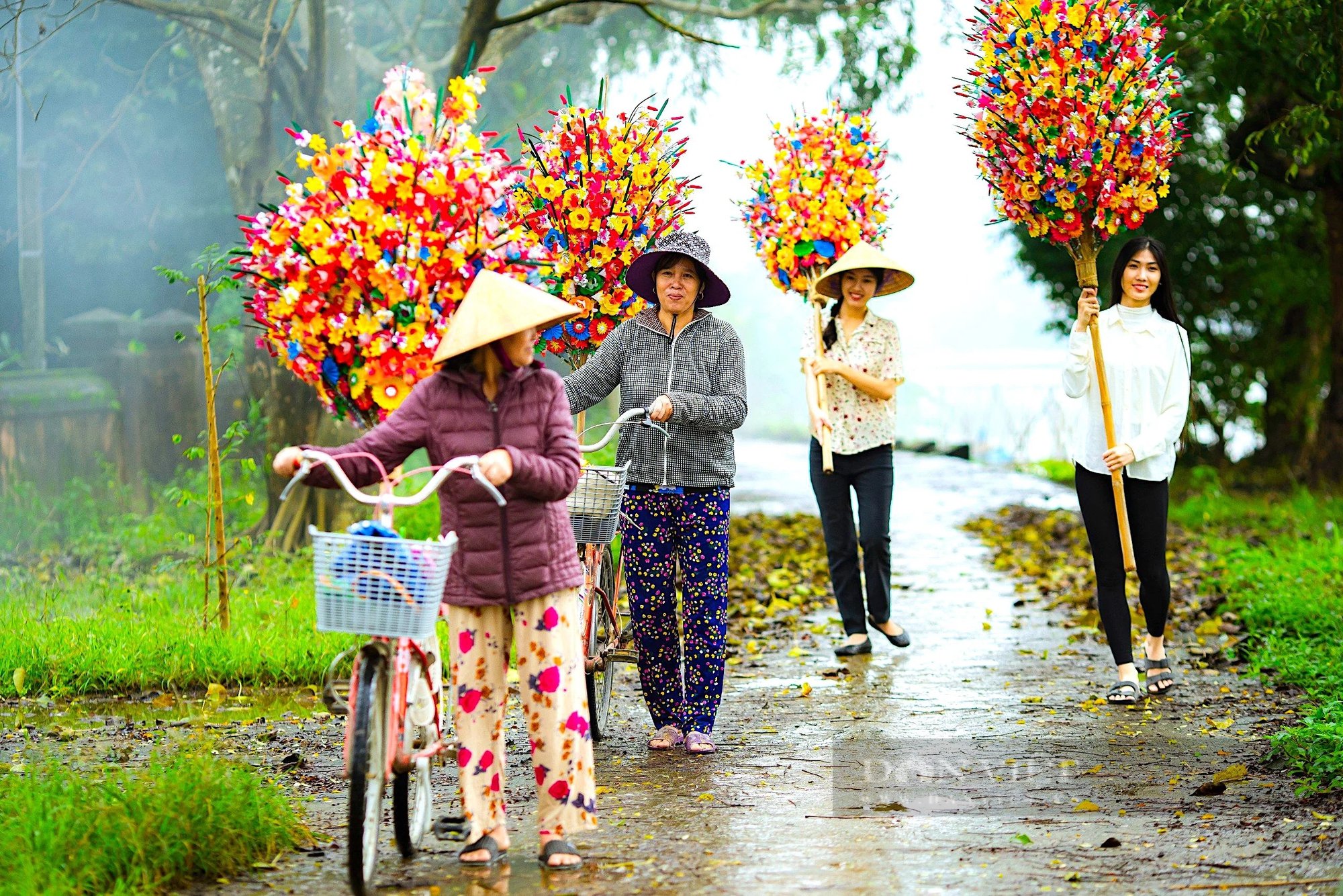 Giấy màu, hoa giấy ngập tràn ở TT Huế ngày giáp Tết, chụp ảnh lên đẹp thế này đây- Ảnh 3.