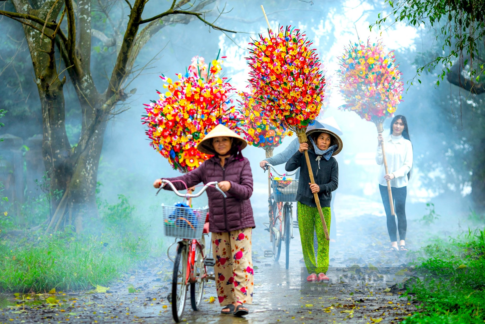 Giấy màu, hoa giấy ngập tràn ở TT Huế ngày giáp Tết, chụp ảnh lên đẹp thế này đây- Ảnh 8.