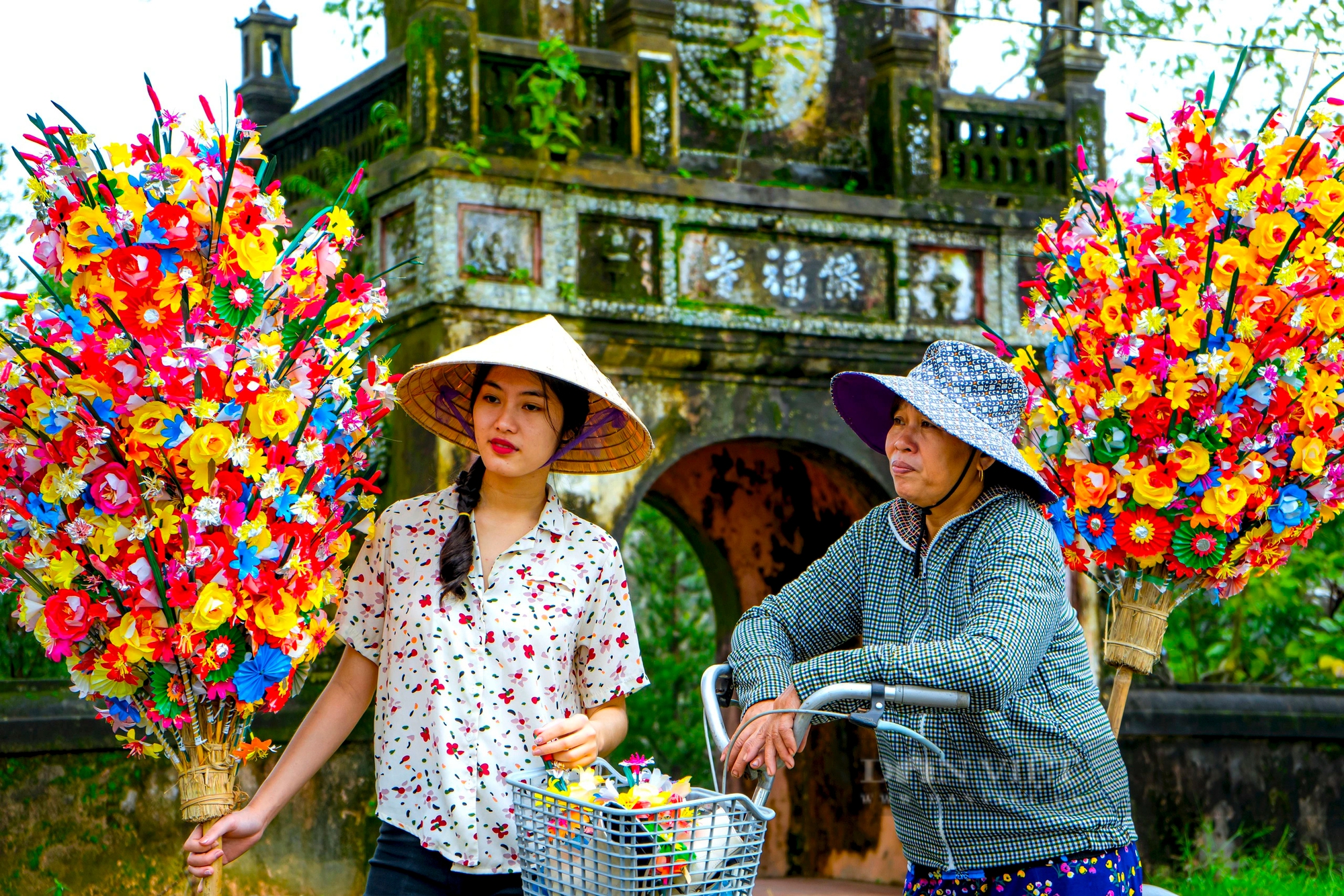 Giấy màu, hoa giấy ngập tràn ở TT Huế ngày giáp Tết, chụp ảnh lên đẹp thế này đây- Ảnh 12.