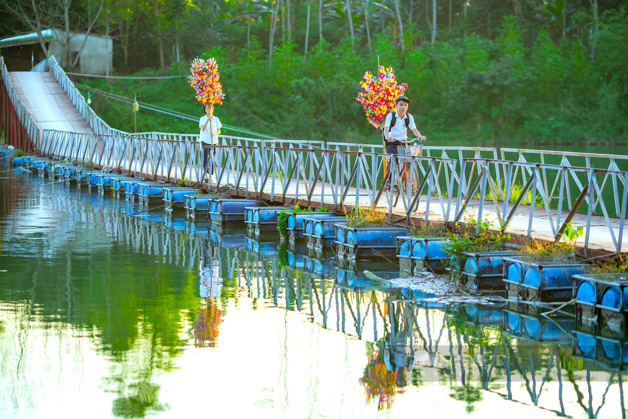Giấy màu, hoa giấy ngập tràn ở TT Huế ngày giáp Tết, chụp ảnh lên đẹp thế này đây- Ảnh 9.