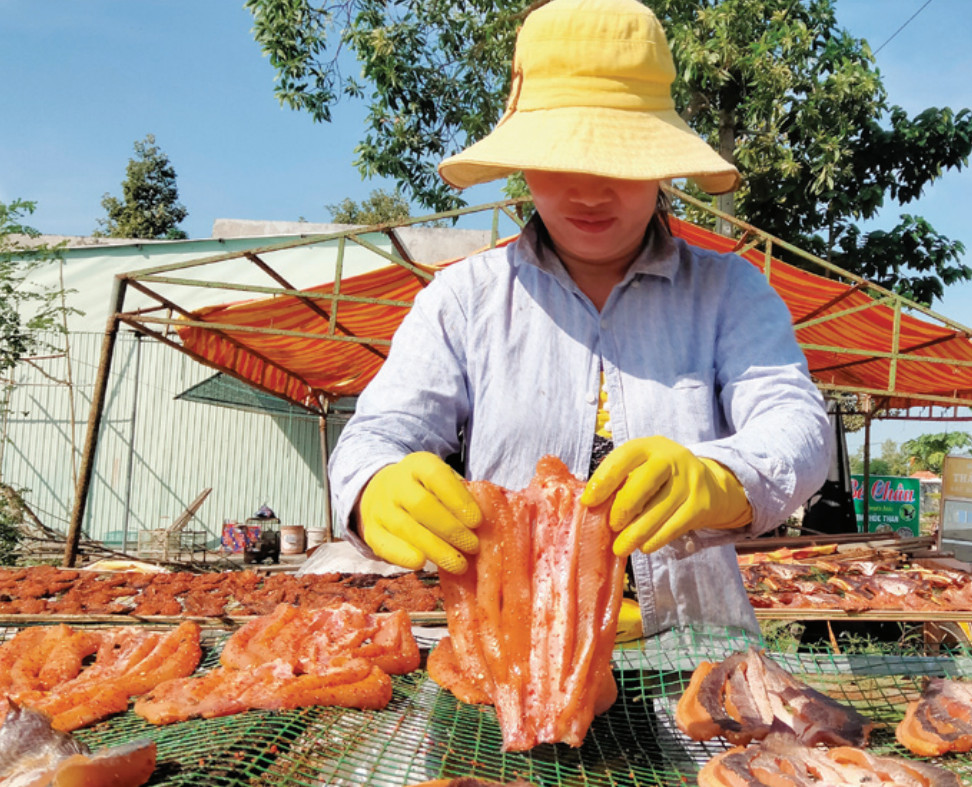 Ở nơi này của Long An, dân làm khô cá gì mà tết đến bán nhanh hơn, "bỏ túi" 400.000-500.000 đồng/ngày?- Ảnh 1.