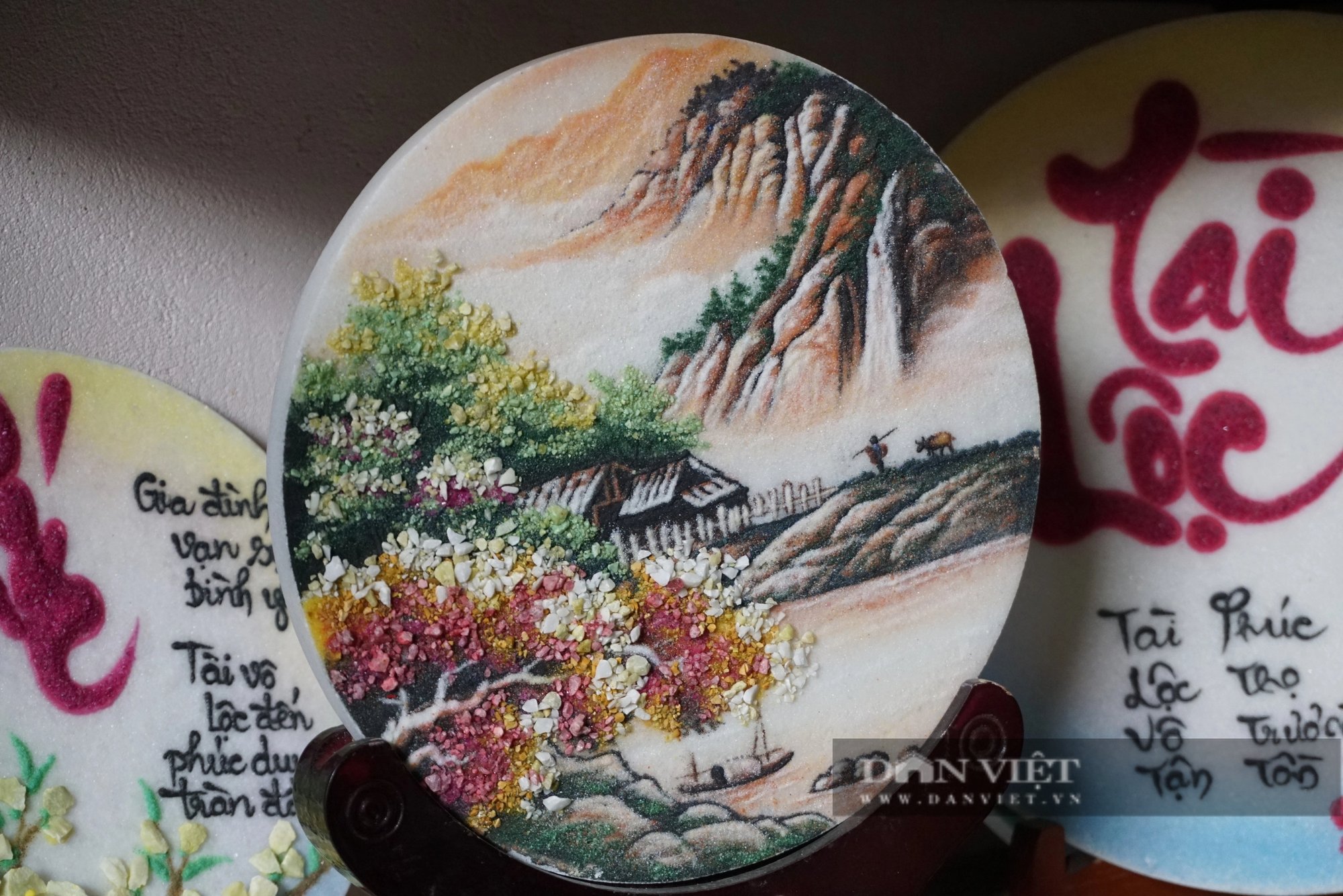 Cận cảnh sản xuất tranh đá quý ở làng nghề "độc nhất vô nhị" tại Yên Bái- Ảnh 16.