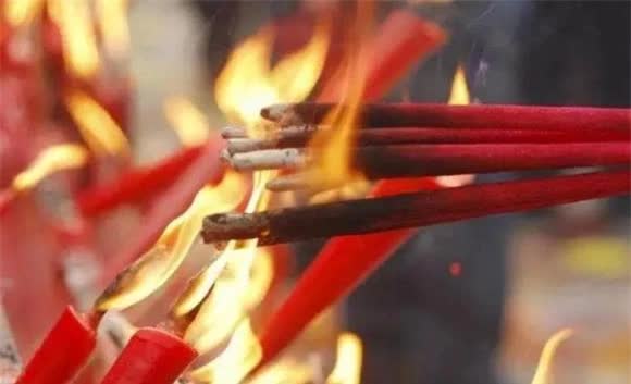 Tại sao lại thắp 3 nén hương? Mỗi nén tượng trưng cho điều gì?- Ảnh 3.
