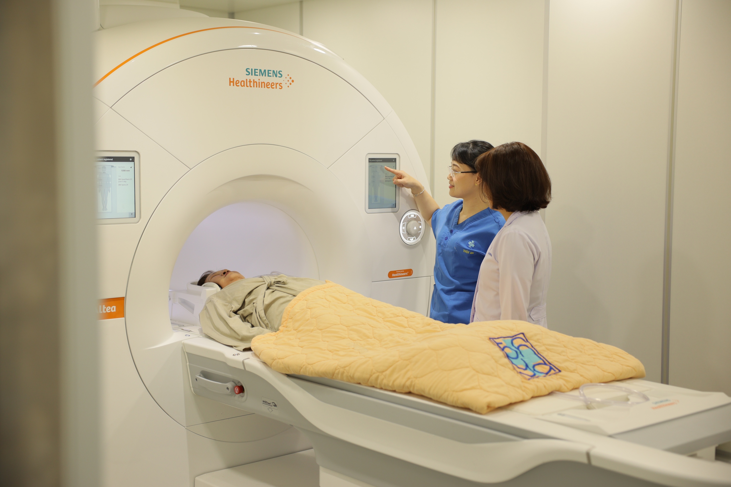 Quá tải bệnh nhân chụp cộng hưởng từ, Bệnh viện Đại học Y dược TP.HCM giải quyết ra sao? - Ảnh 1.