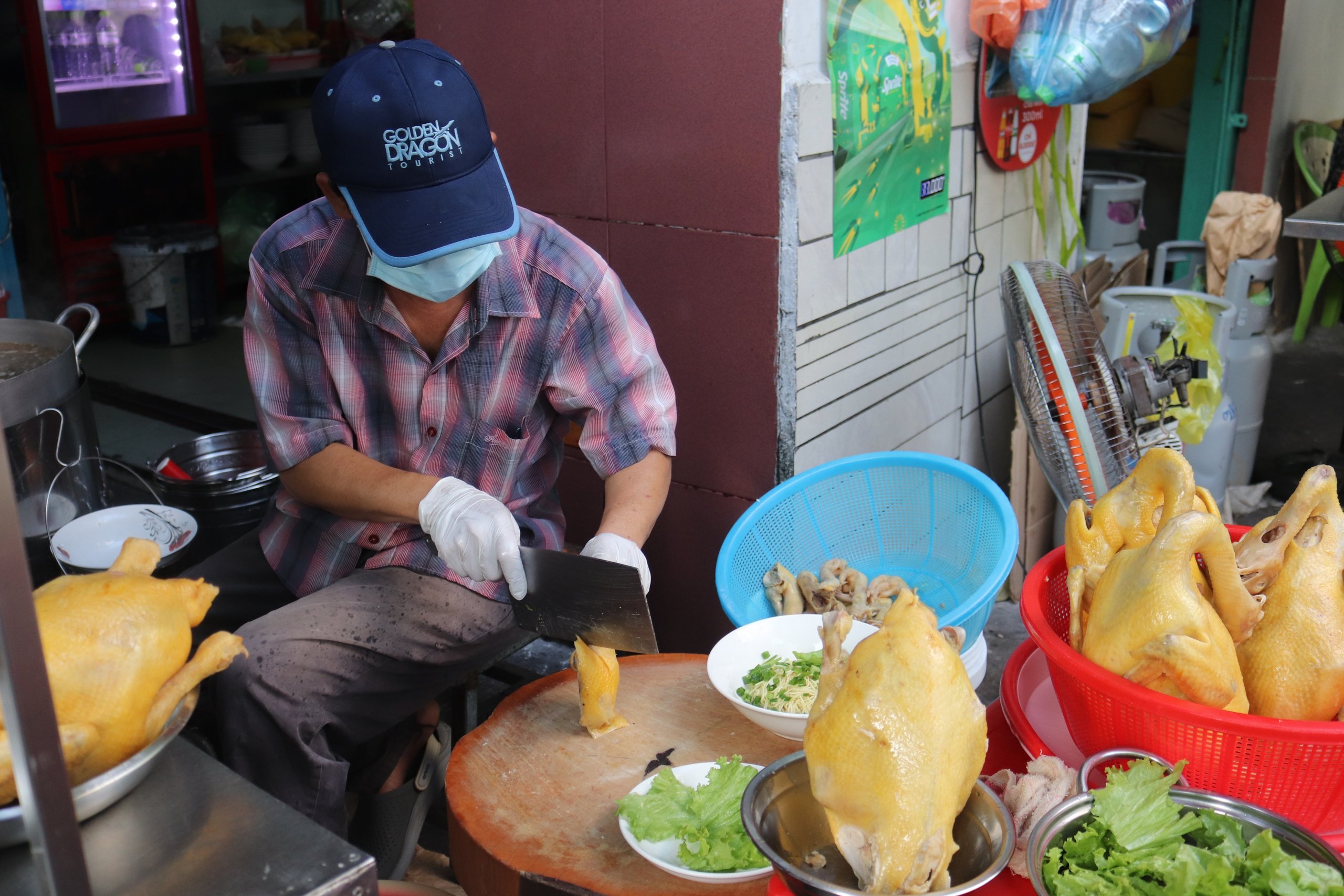 Quán hủ tiếu gà mái dầu thâm niên 45 năm, mỗi ngày bán gần 30 con gà- Ảnh 3.