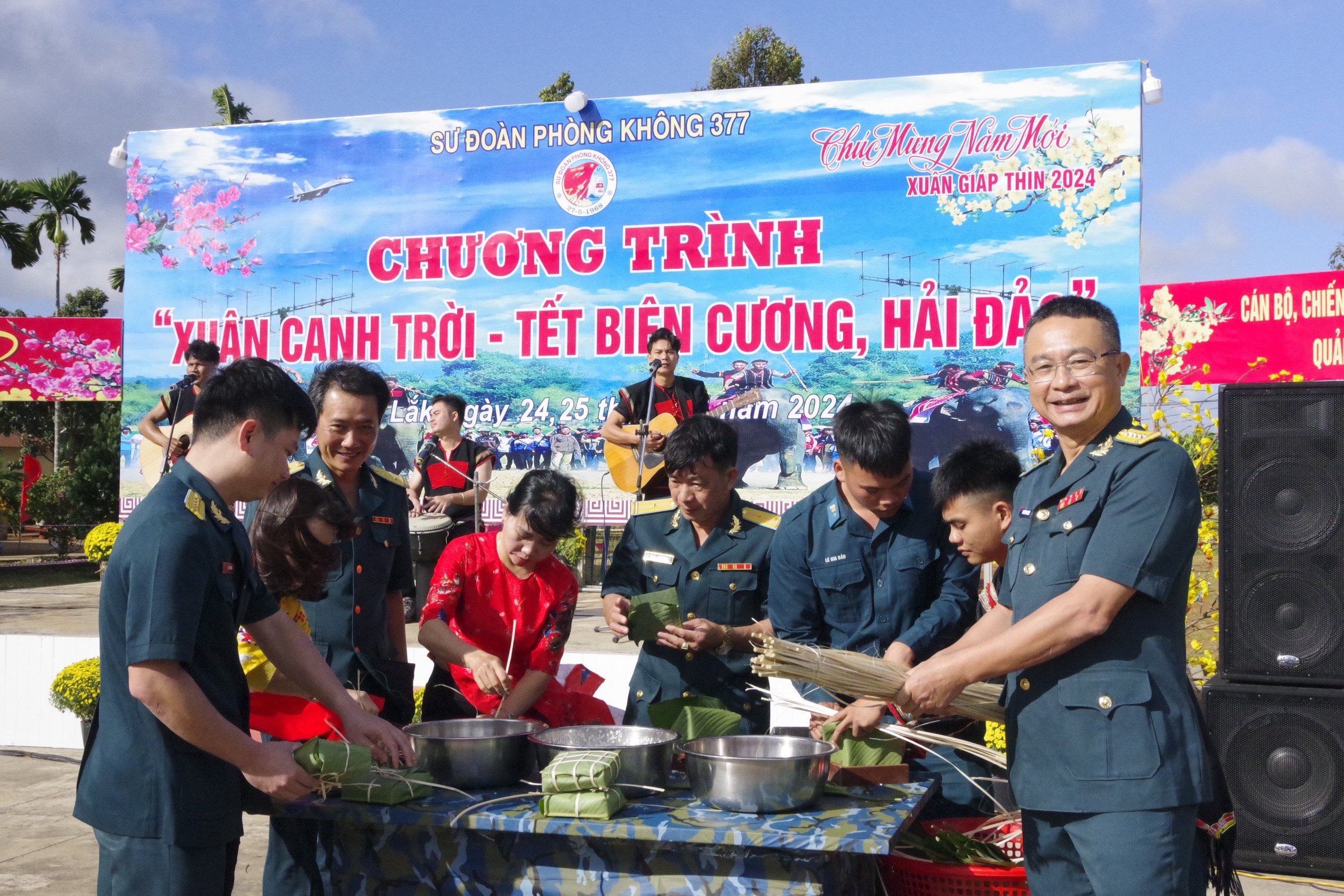 "Xuân canh trời, Tết biên cương, hải đảo" ấm tình quân dân- Ảnh 2.