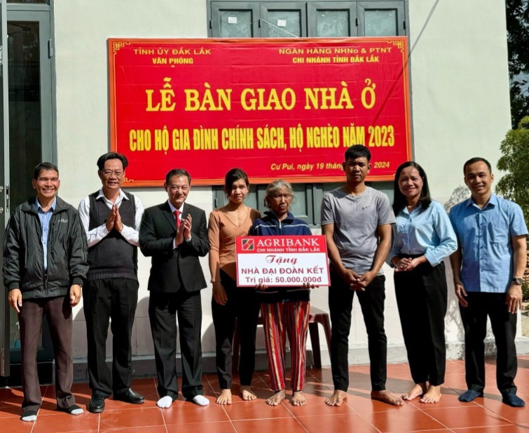 Agribank Đắk Lắk bàn giao nhà tình nghĩa cho nhiều hộ nghèo trước thềm năm mới Giáp Thìn- Ảnh 2.
