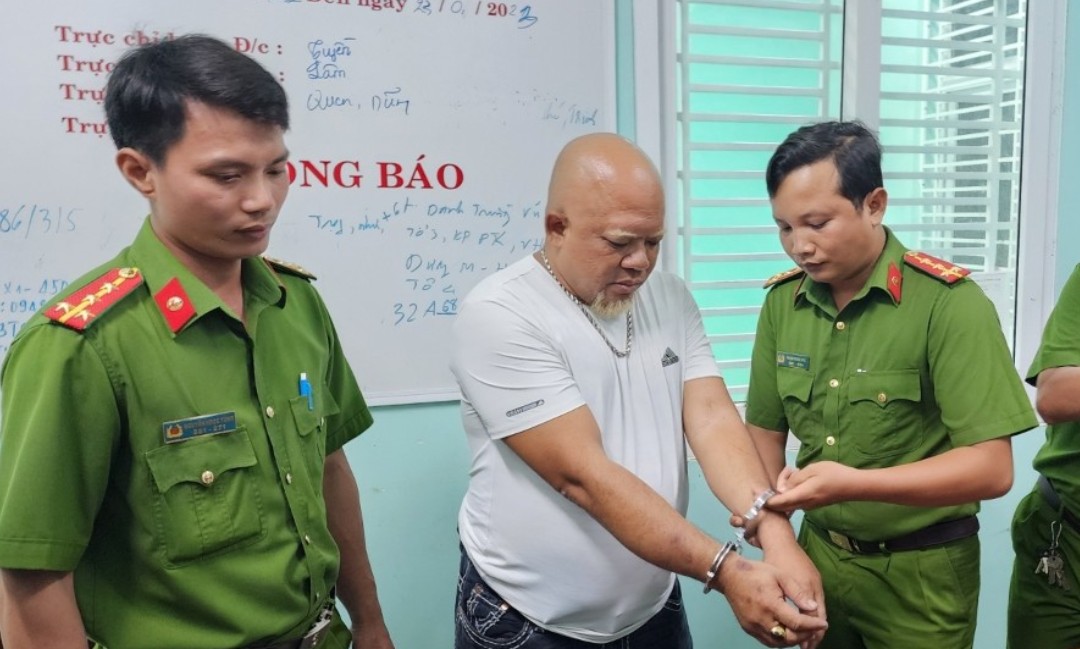 Người đàn ông lái ô tô, múa côn nhị khúc tại trung tâm thương mại để tìm niềm vui- Ảnh 1.