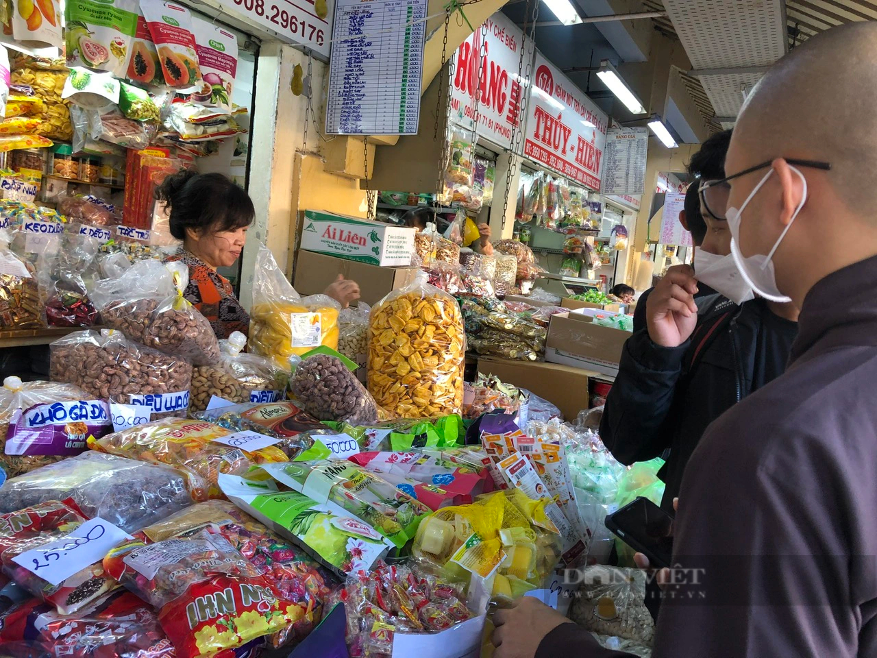 Test nhanh bánh mứt Tết tại chợ Bình Tây- Ảnh 1.