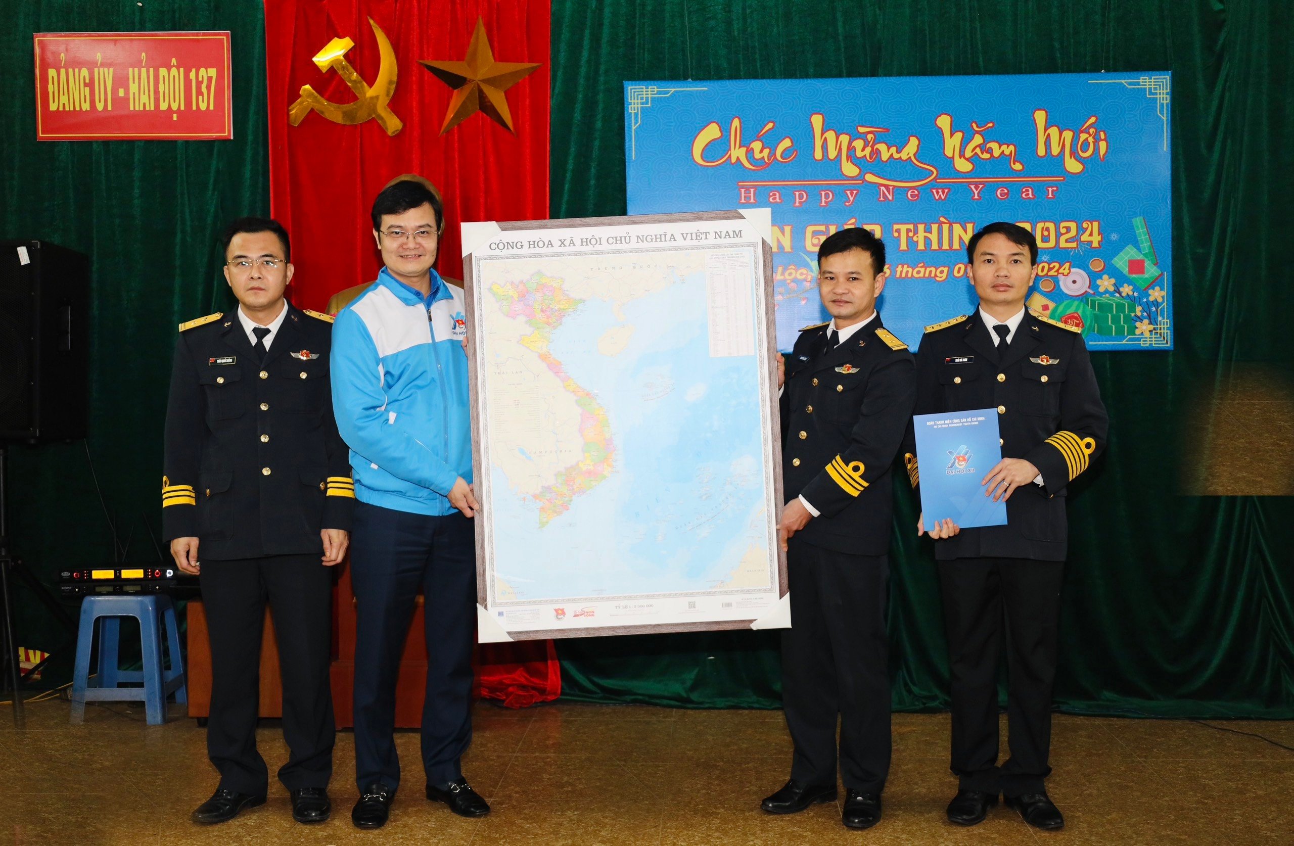 Trung ương Đoàn tặng quà Tết cho nông dân, người lao động, bộ đội biên phòng tỉnh Nghệ An- Ảnh 2.