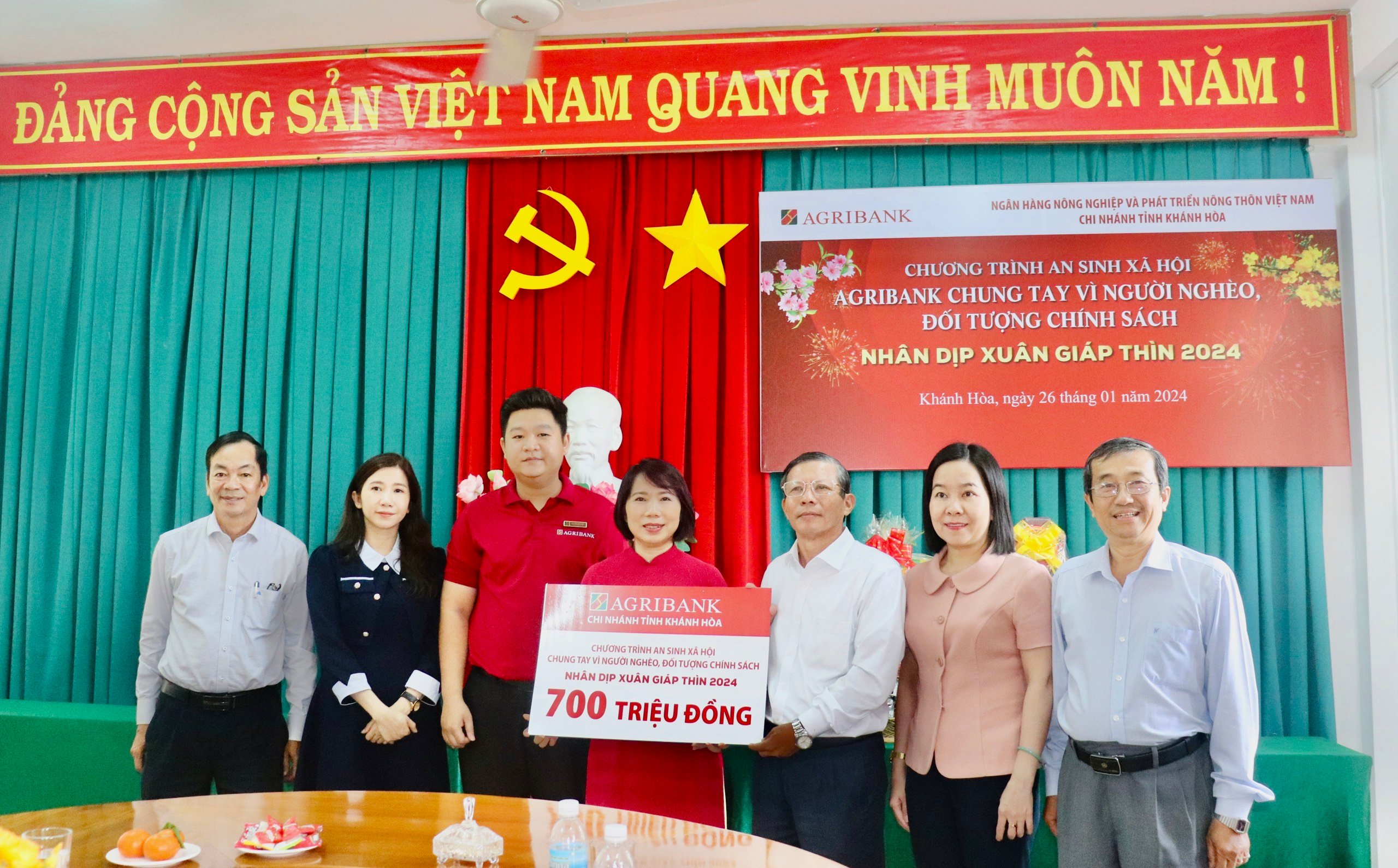 Agribank Chi nhánh tỉnh Khánh Hòa: Tặng 1.400 suất quà cho các hộ có hoàn cảnh khó khăn- Ảnh 1. Agribank Chi nhánh tỉnh Khánh Hòa: Tặng 1.400 suất quà cho các hộ có hoàn cảnh khó khăn- Ảnh 1.