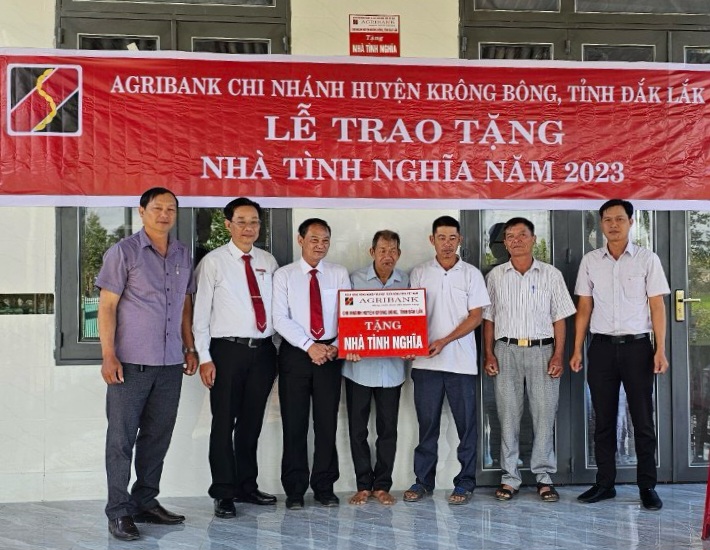 Agribank Đắk Lắk bàn giao nhà tình nghĩa cho nhiều hộ nghèo trước thềm năm mới Giáp Thìn- Ảnh 1.