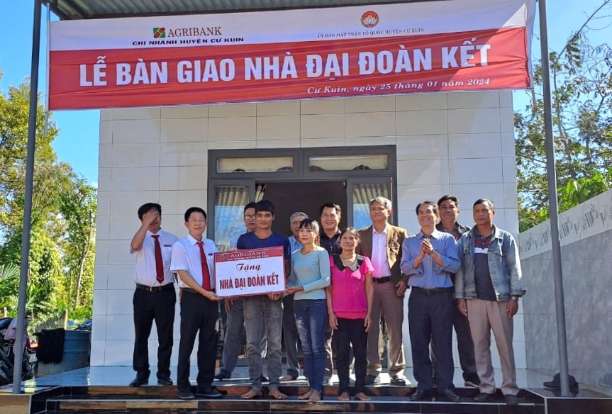 Agribank Đắk Lắk bàn giao nhà tình nghĩa cho nhiều hộ nghèo trước thềm năm mới Giáp Thìn- Ảnh 3.
