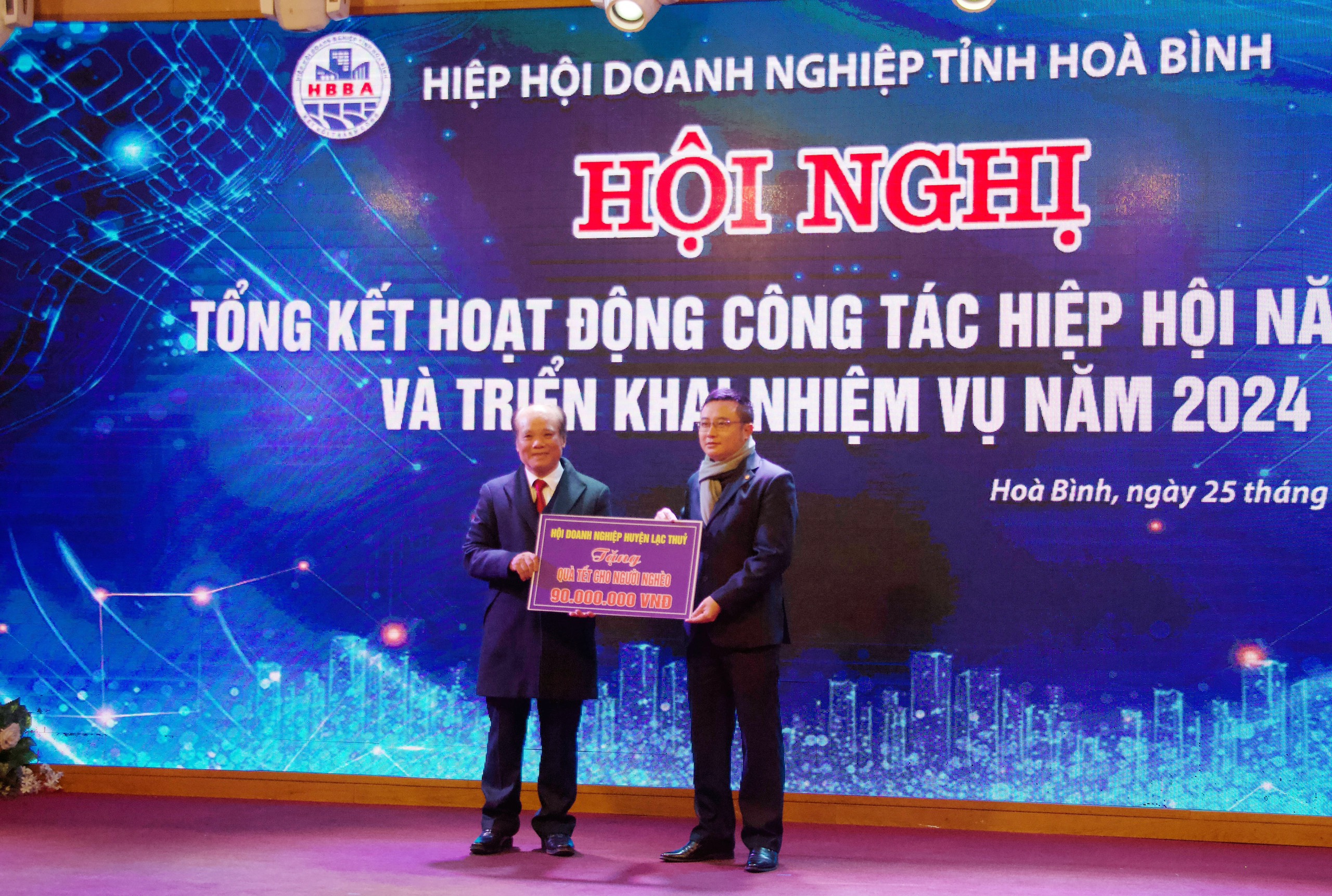 Hiệp hội Doanh nghiệp tỉnh Hòa Bình ủng hộ trên 3 tỷ đồng tặng quà Tết cho hộ nghèo - Ảnh 2.