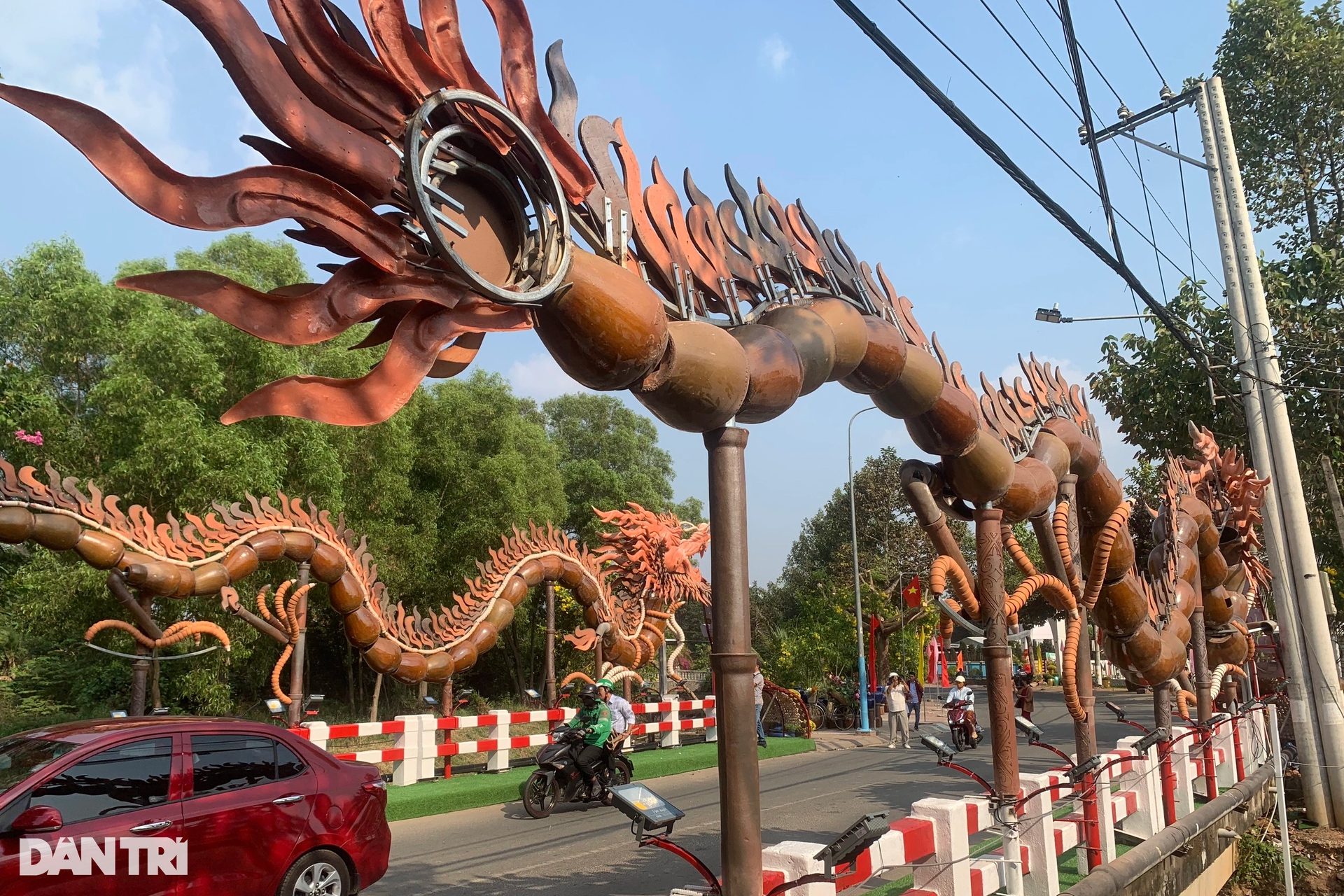 Hai linh vật rồng làm từ những chiếc lu gây "sốt" mạng xã hội ở Bình Dương- Ảnh 4.