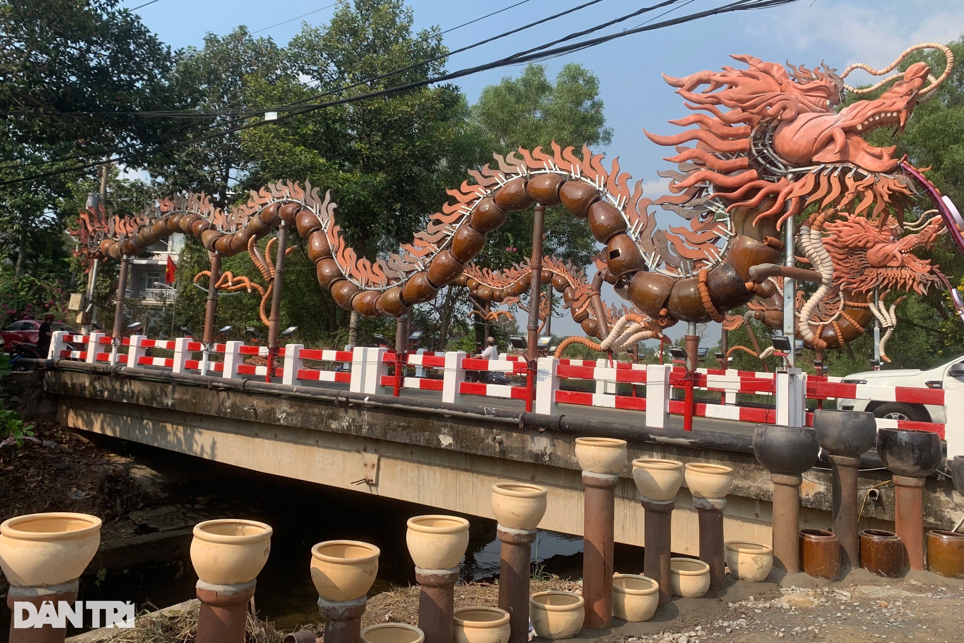 Hai linh vật rồng làm từ những chiếc lu gây "sốt" mạng xã hội ở Bình Dương- Ảnh 3.