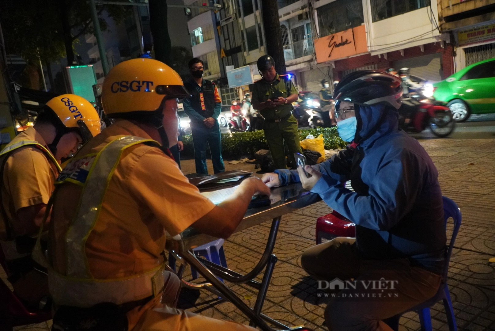 Người đàn ông bị CSGT thổi nồng độ cồn kịch khung nhưng không chịu ký vào biên bản- Ảnh 2.