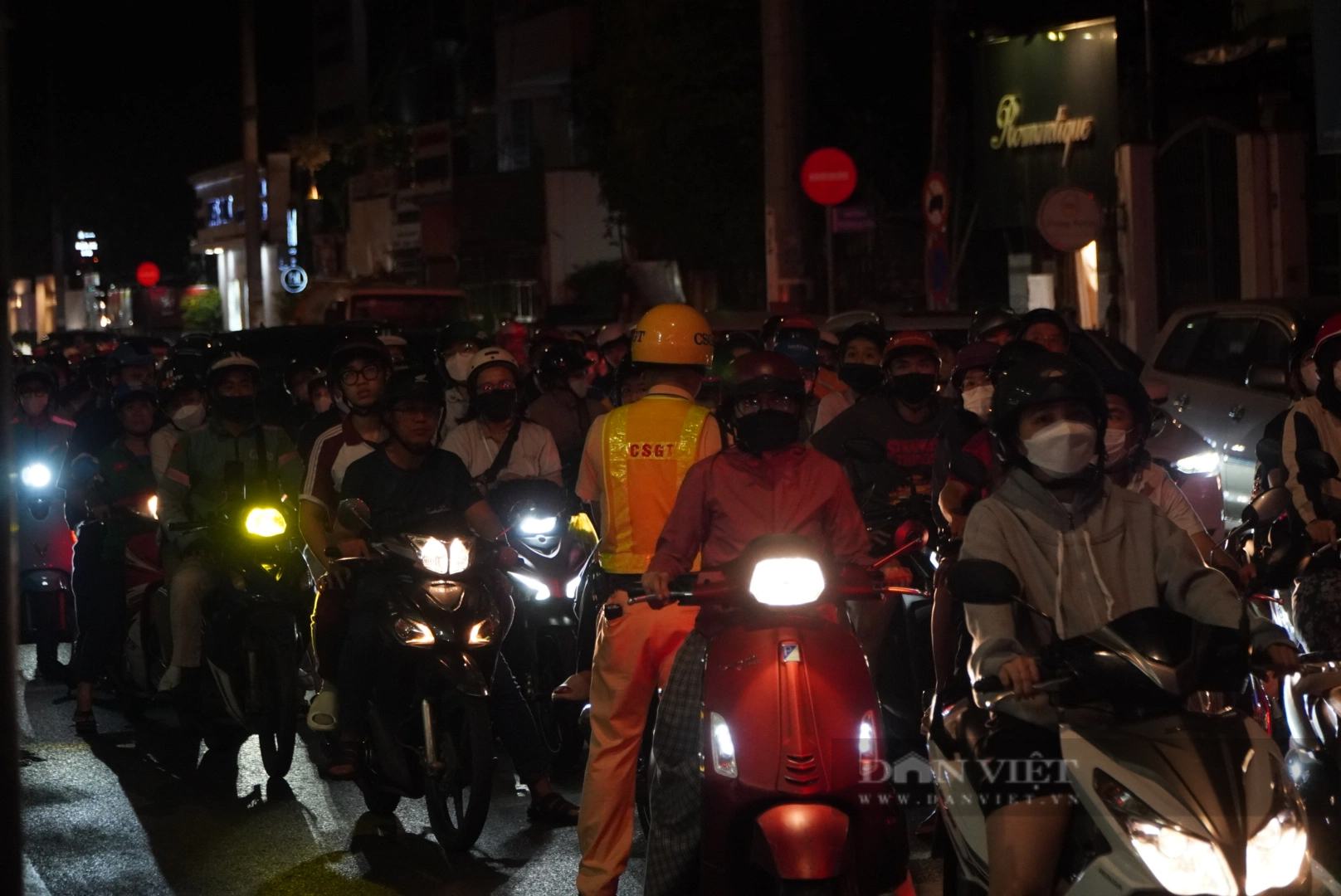 Người đàn ông bị CSGT thổi nồng độ cồn kịch khung nhưng không chịu ký vào biên bản- Ảnh 3.