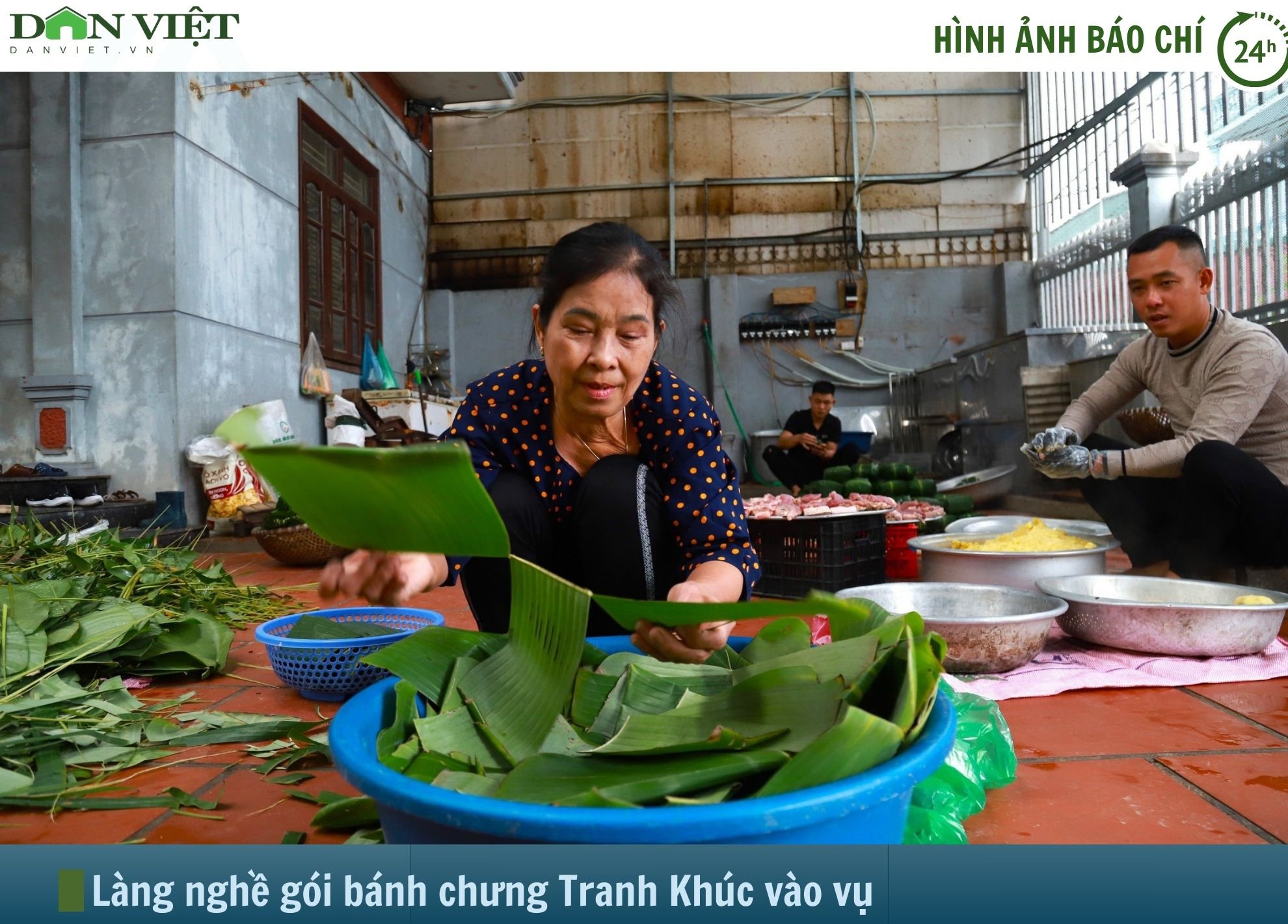 Hình ảnh báo chí 24h: Về làng gói bánh chưng Tranh Khúc để thấy Tết đang ở rất gần- Ảnh 1.